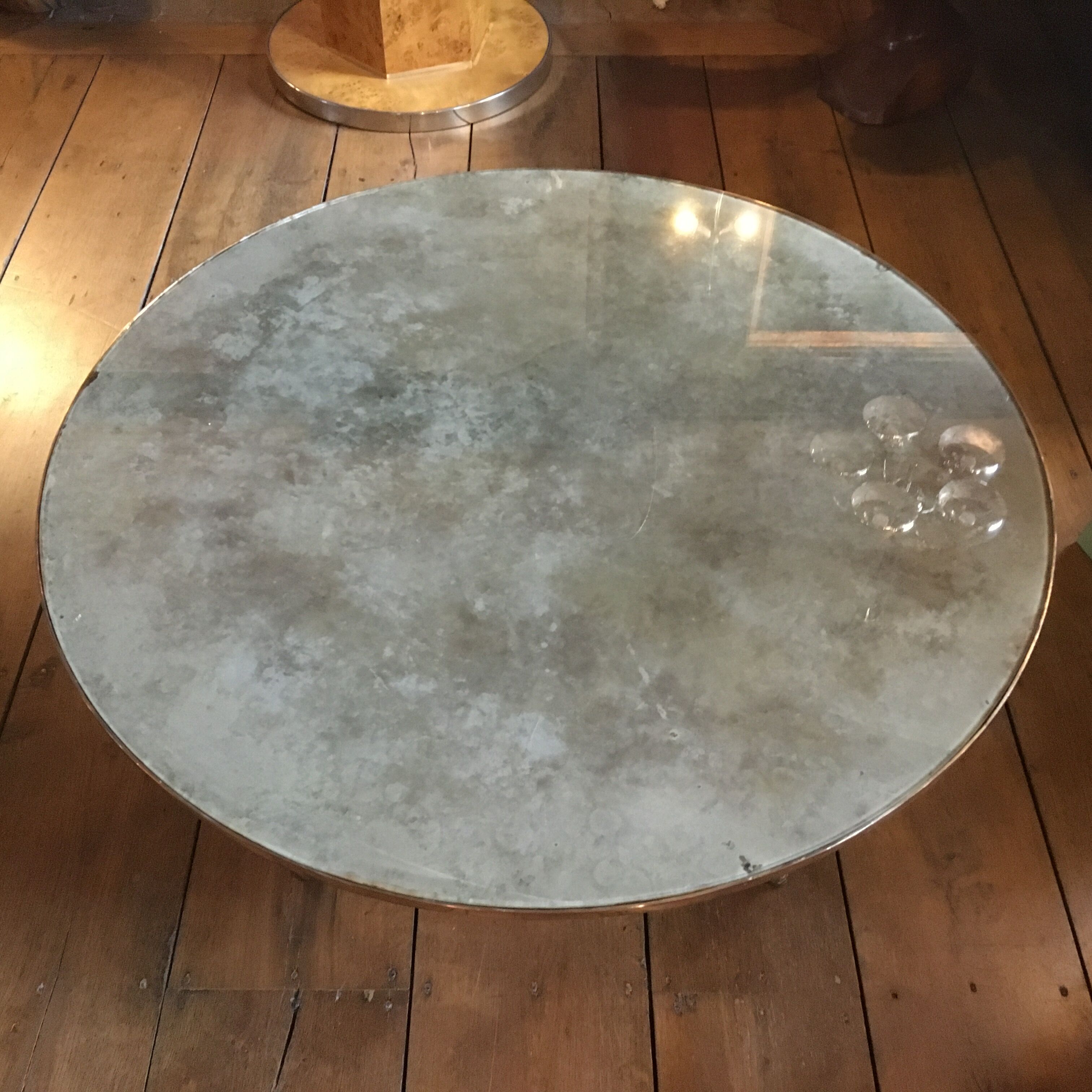 Table basse en bronze doré, verre façon miroir doré, circa 1940