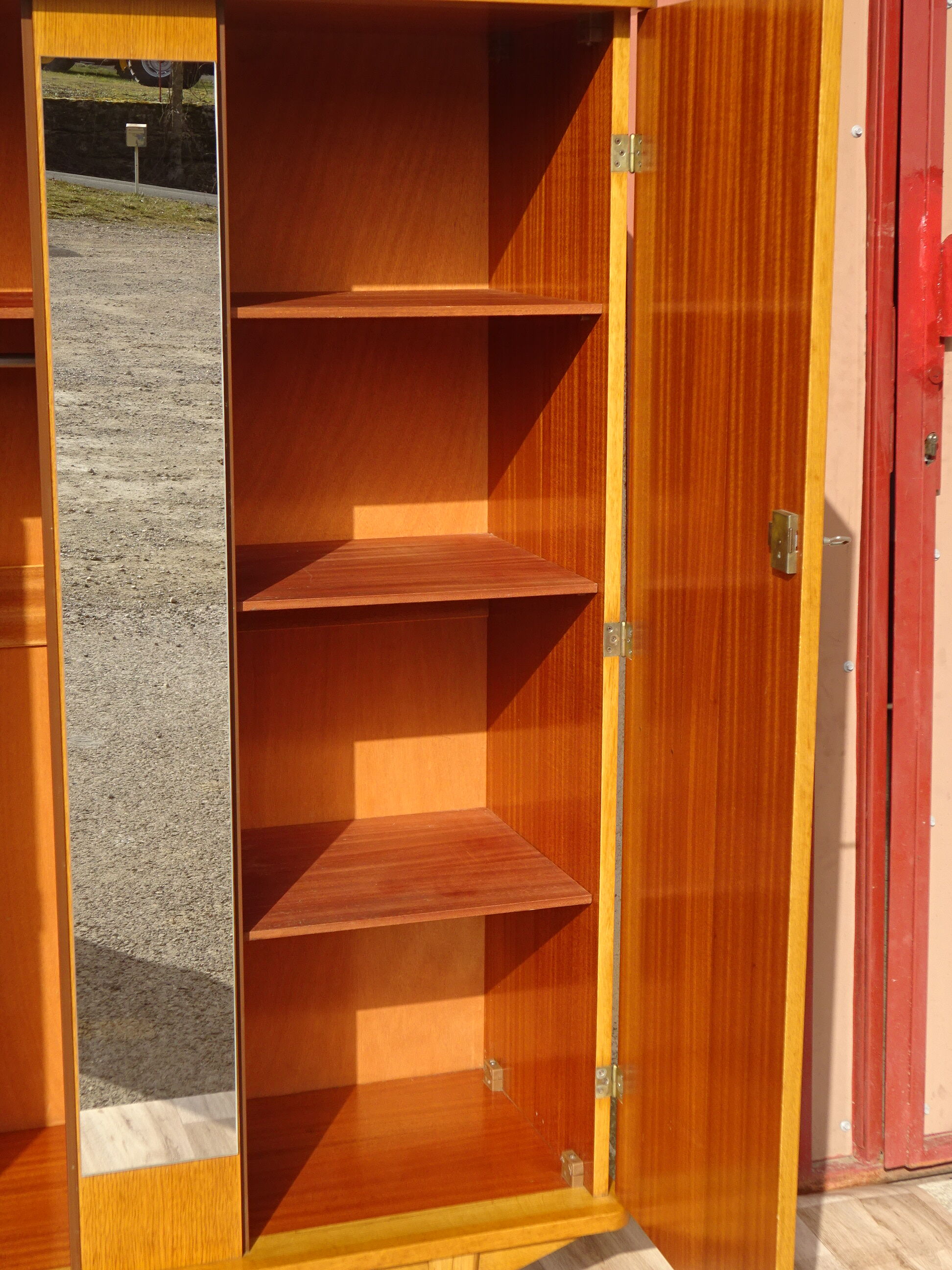 Armoire vintage, pieds compas