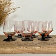 6 petits verres roses à pied noir