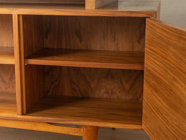 Bureau en placage de noyer des années 1960 avec tiroirs et armoire.