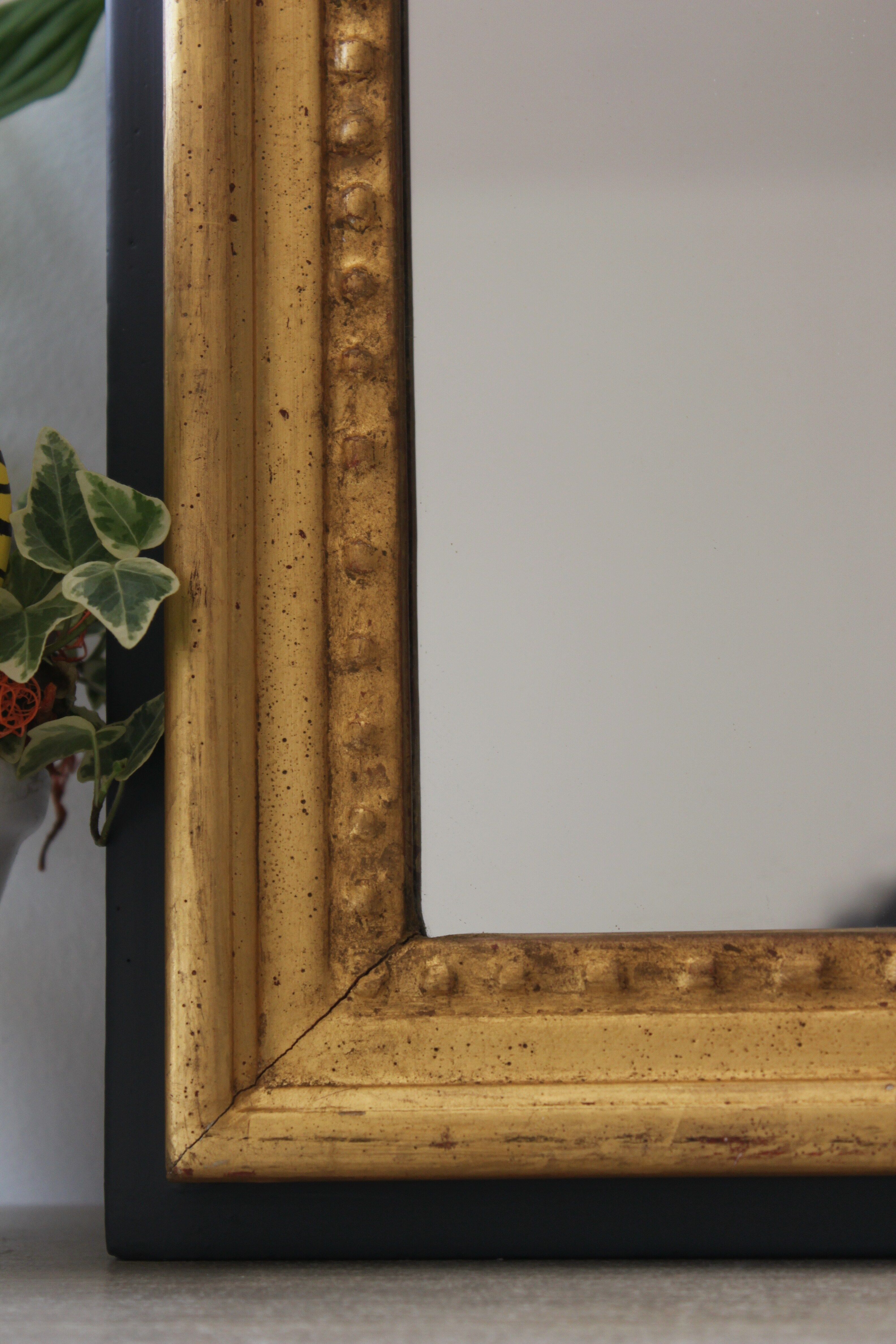 Miroir doré longiligne ancien à la feuille d'or et teinte grise 36x121cm