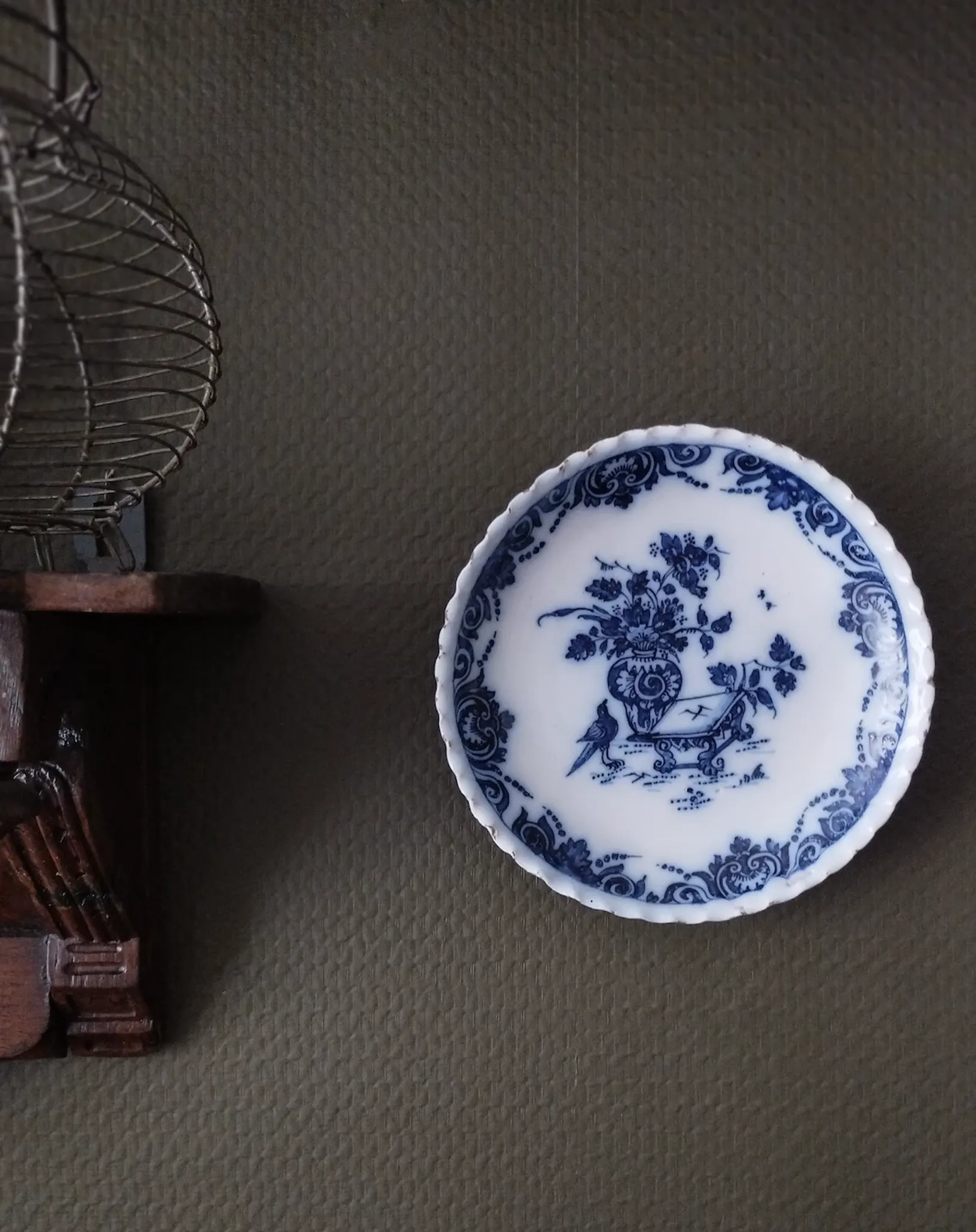 Ancienne assiette décorative en faïence Hollande XVIIIe