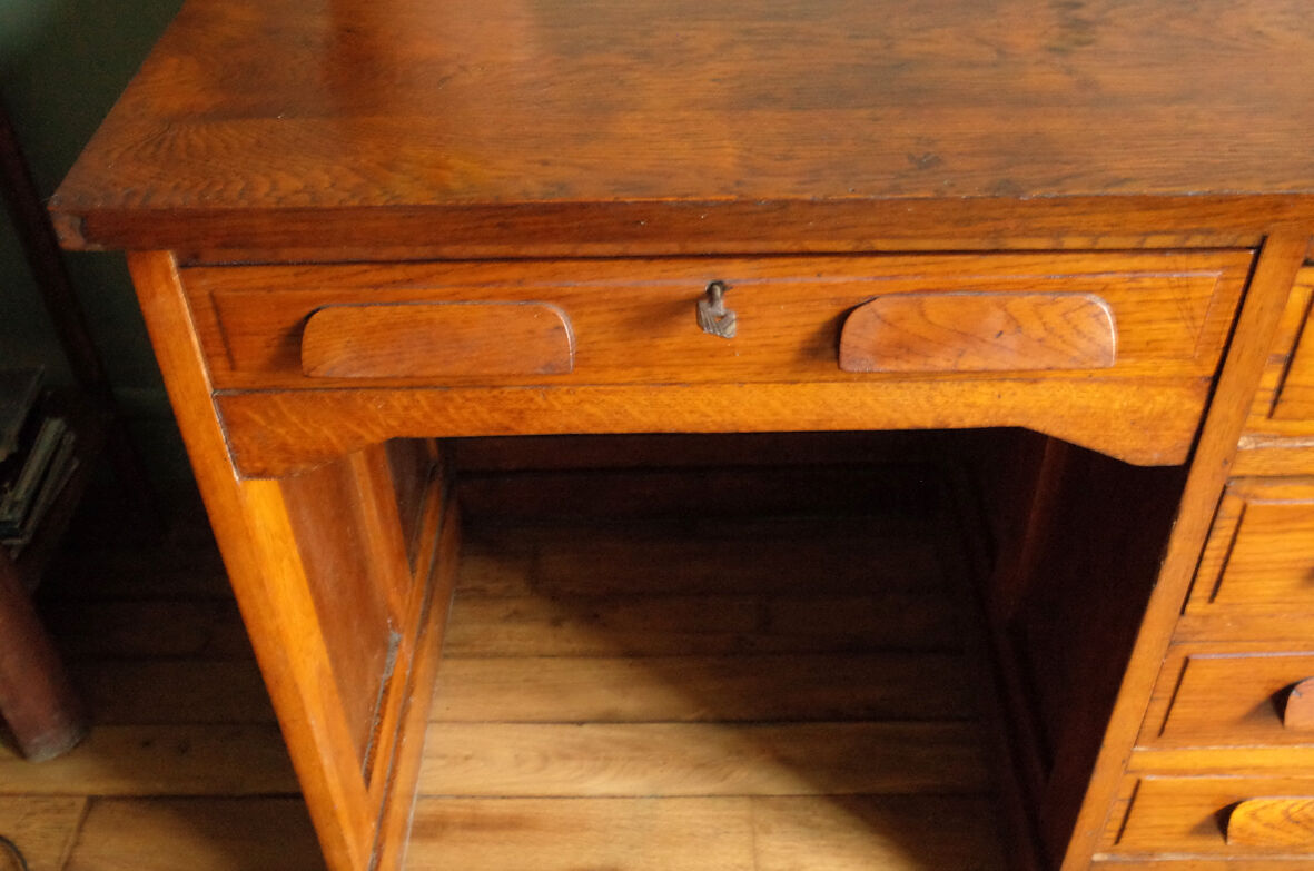desk of the 40-50