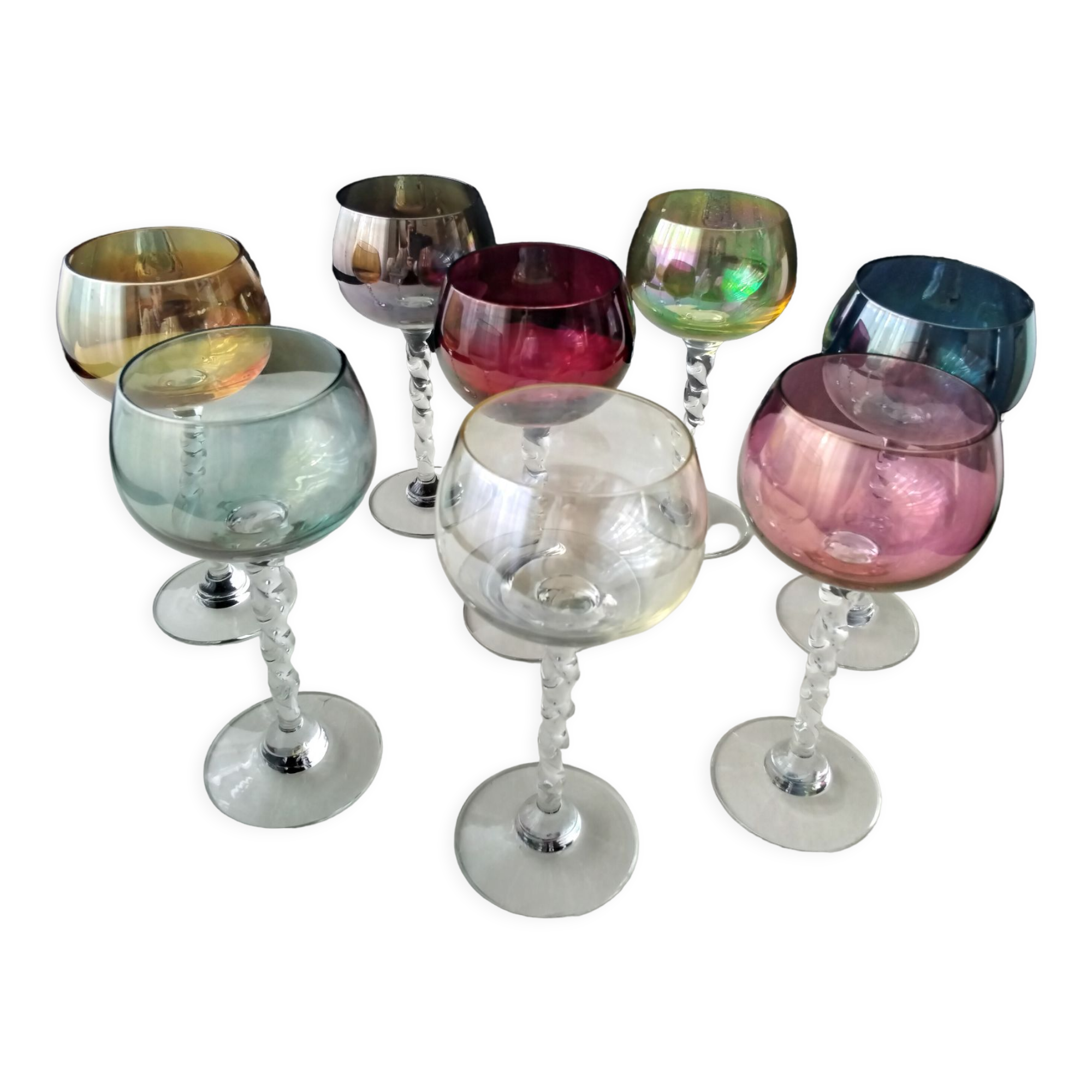 8 verres de différentes couleurs