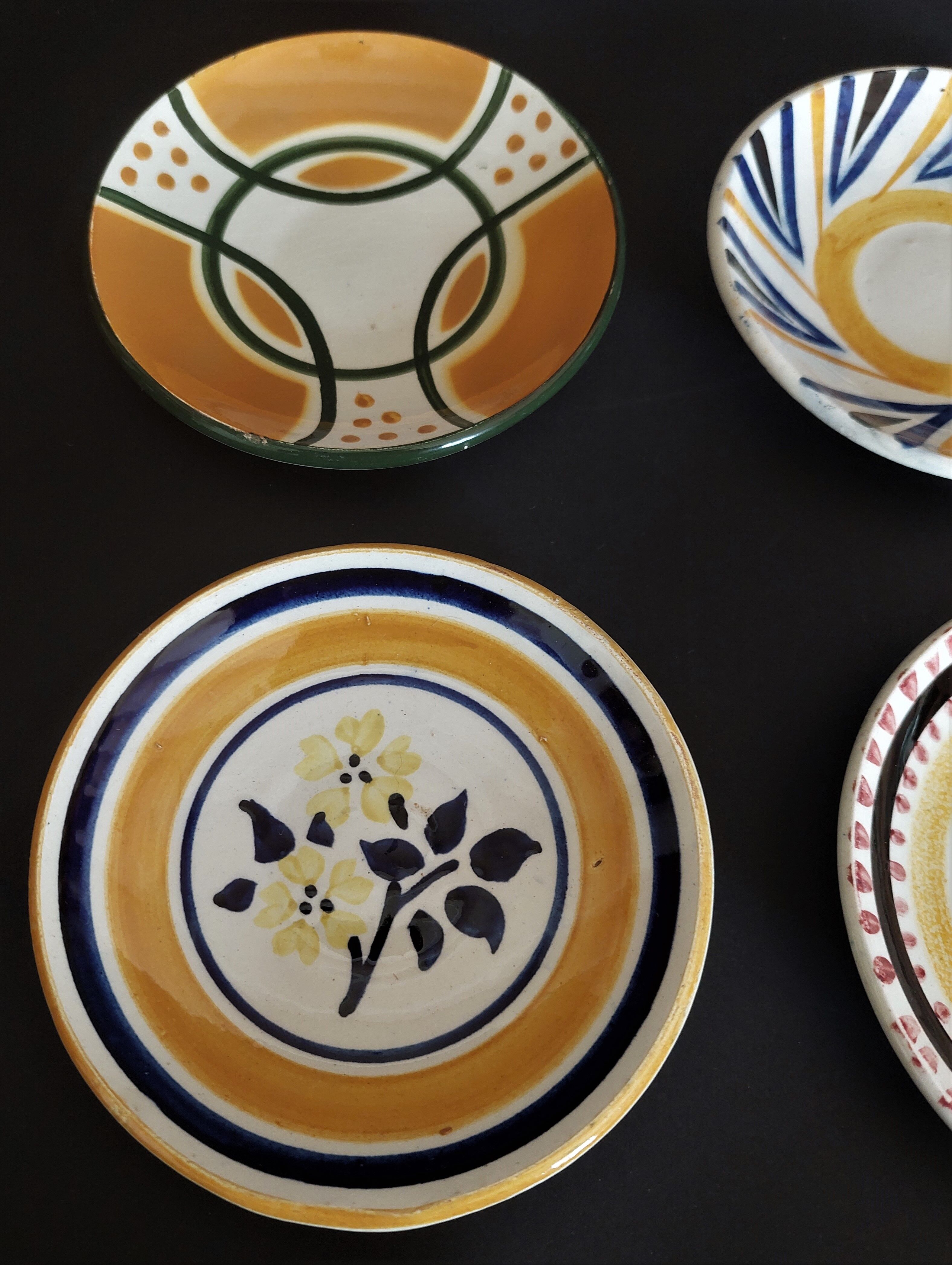 Set of six flat plates in earthenware XXth