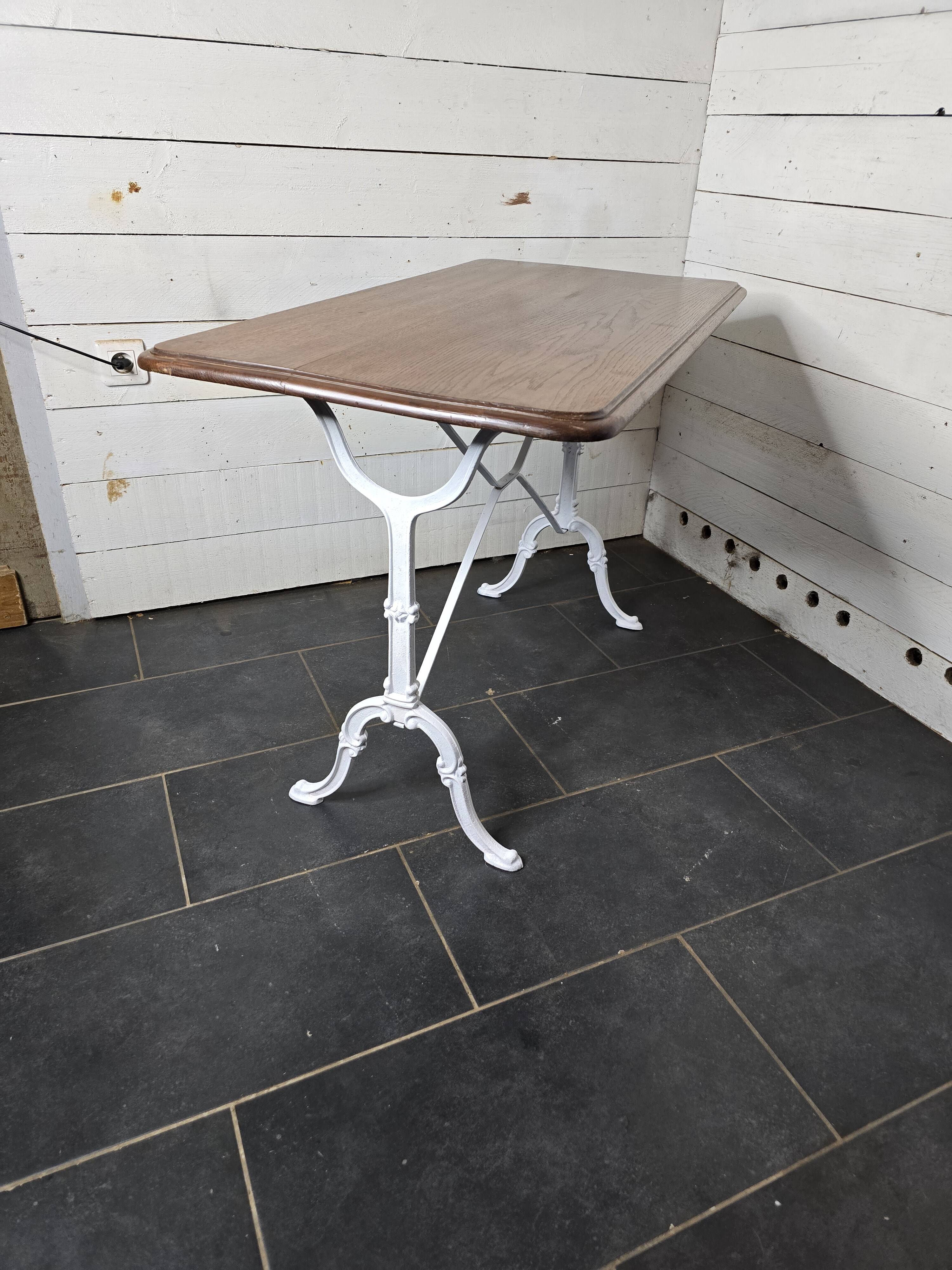 Table de bistrot en chêne massif, pieds en fonte.