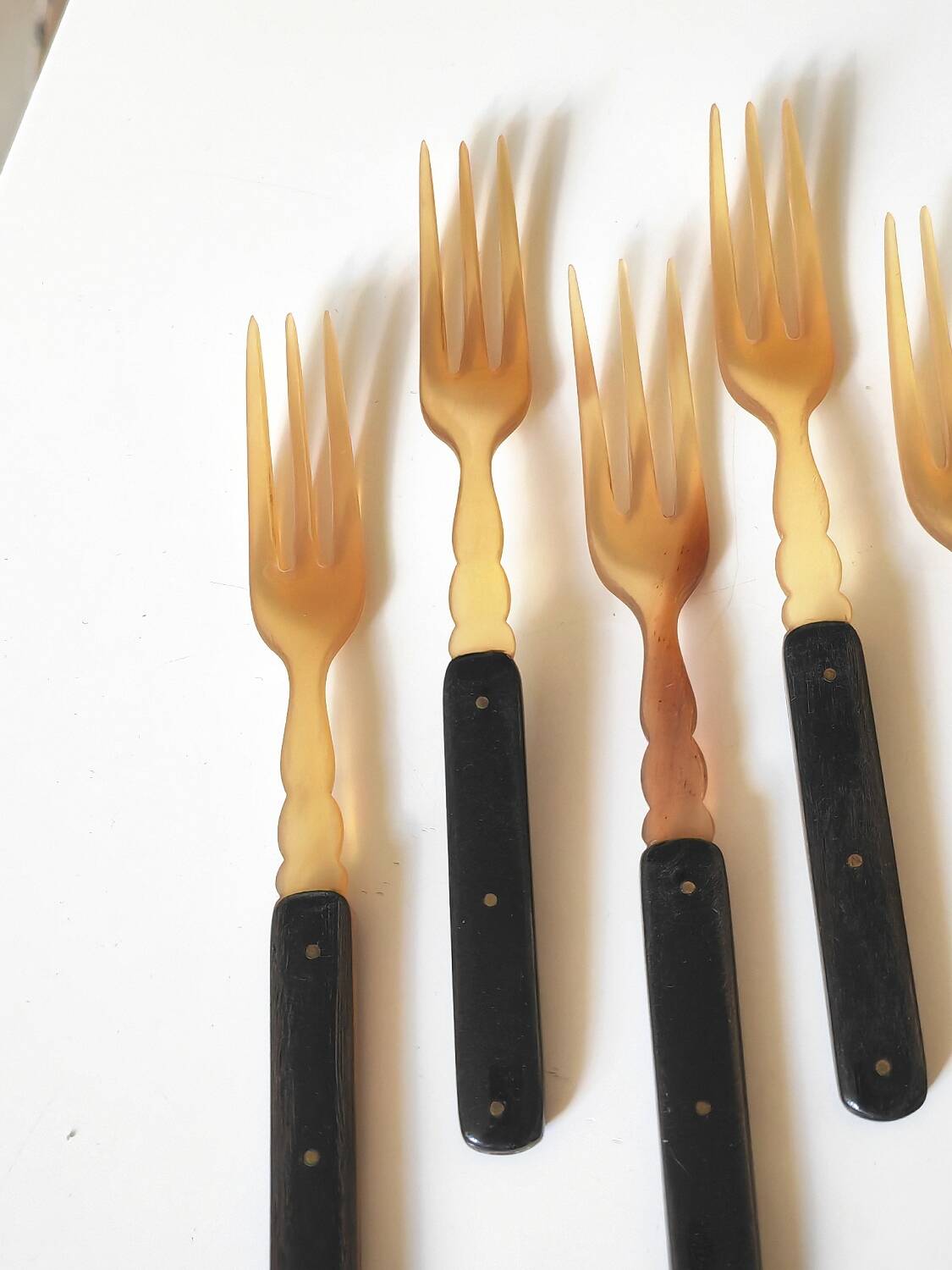 Fruit cutlery in blond and brown horn