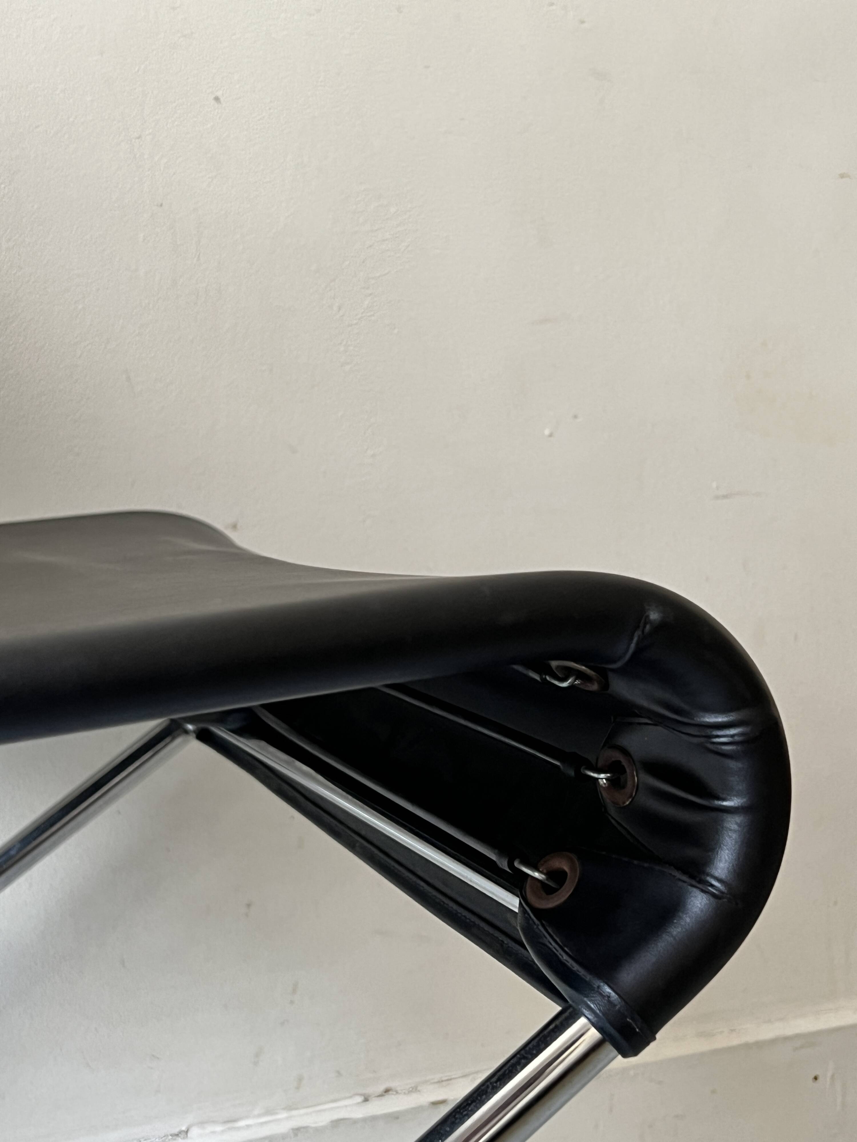 Chaise en métal tubulaire et cuir par Olivier Mourgue, France 1960-70