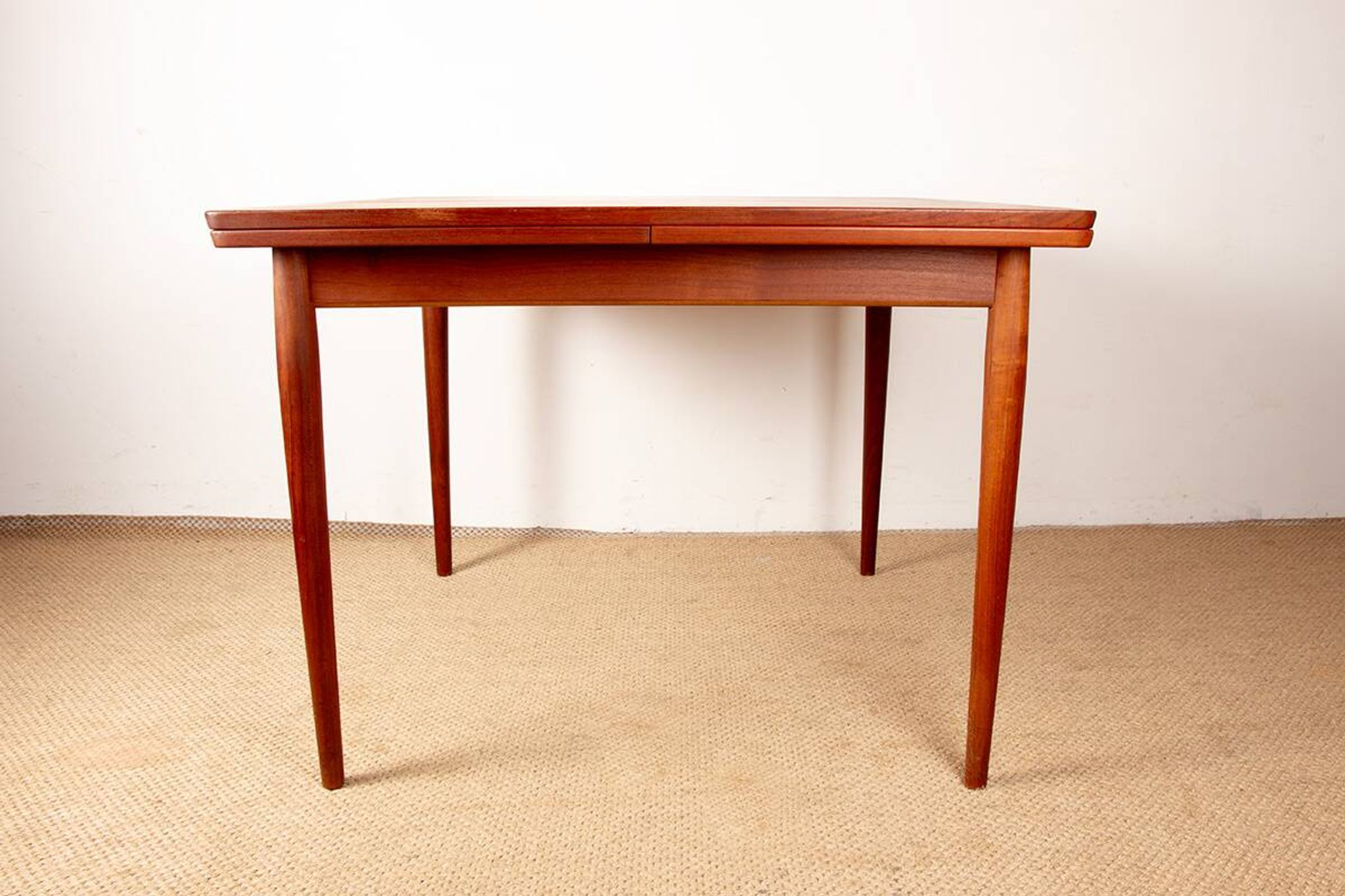 Table de repas Danoise carrée et extensible, teck, modèle 592, Arne Vodder.
