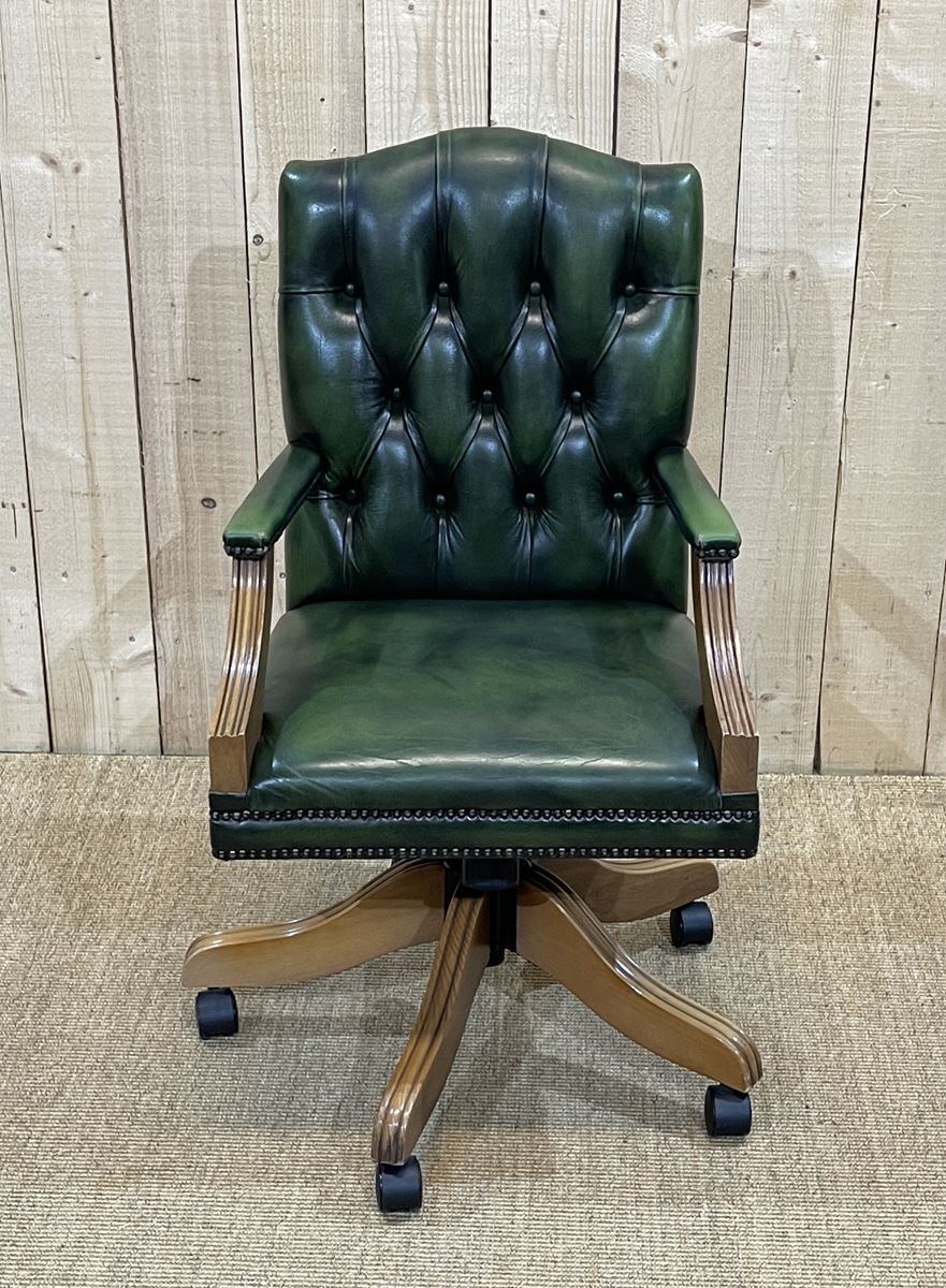 English chesterfield office armchair in green leather from the 1980s