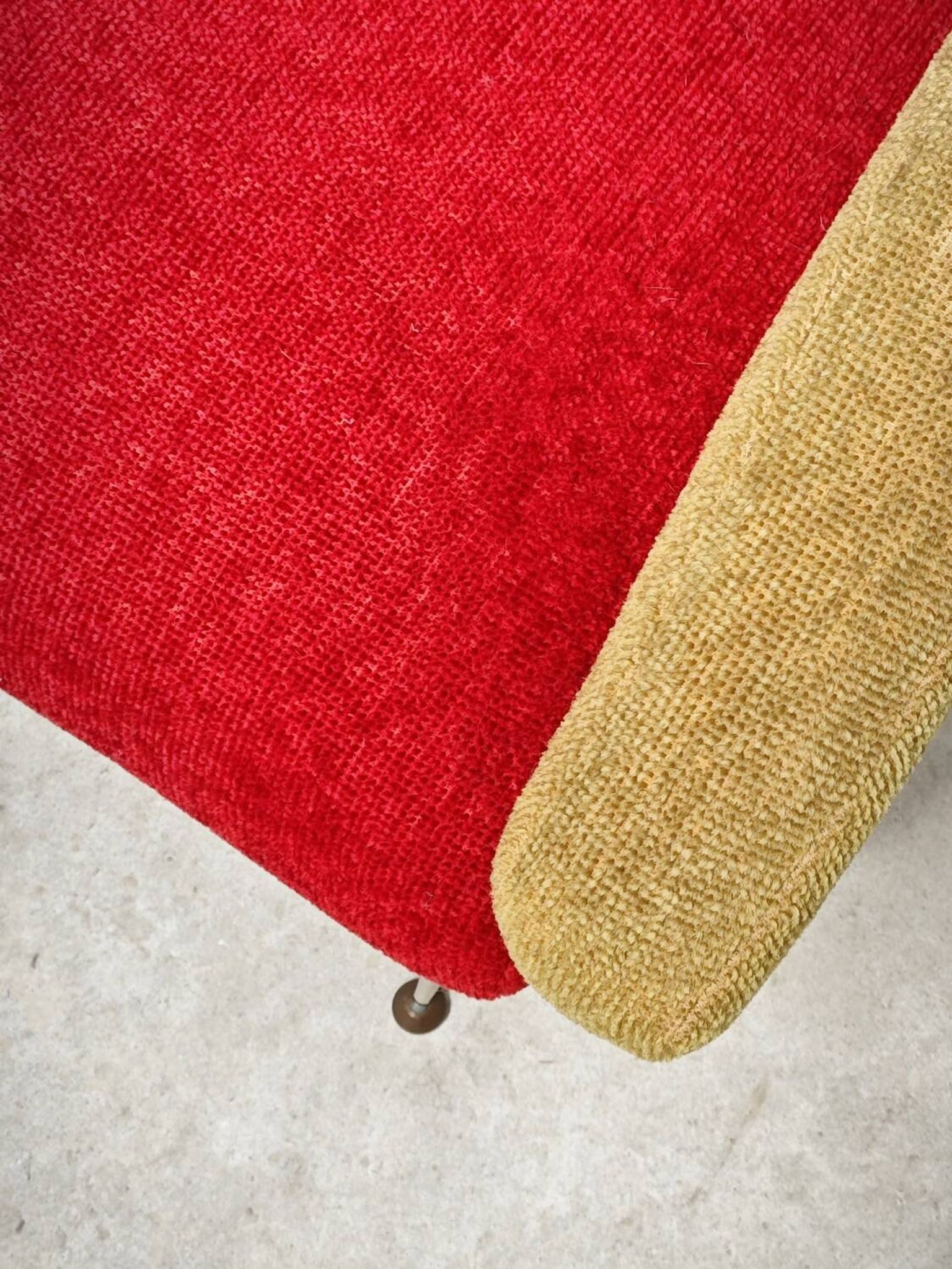 Fauteuil tissu rouge et jaune moutarde style bouclette 1970
