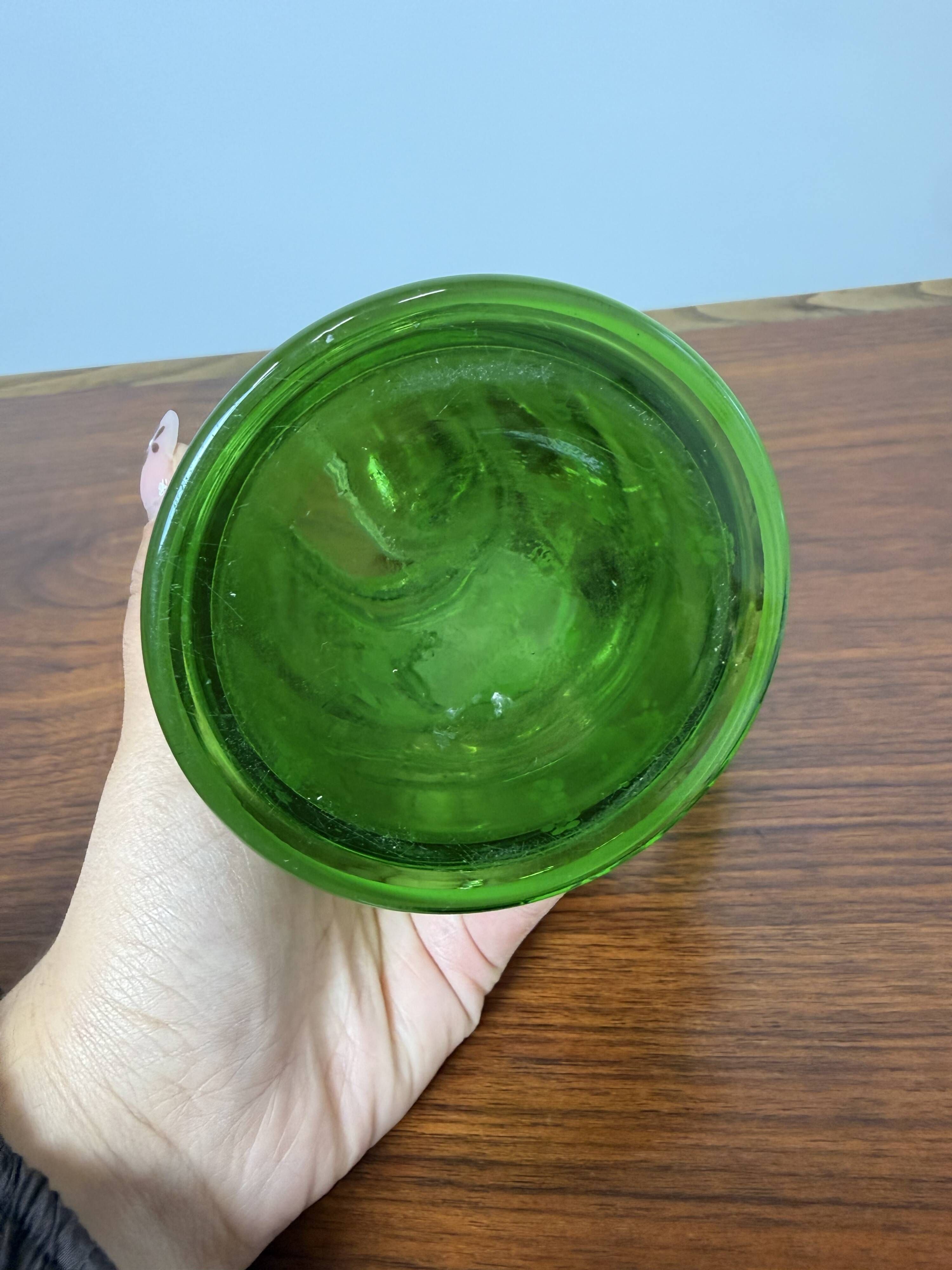 Chope à bière ancienne en verre émaillé vert – Décor floral -