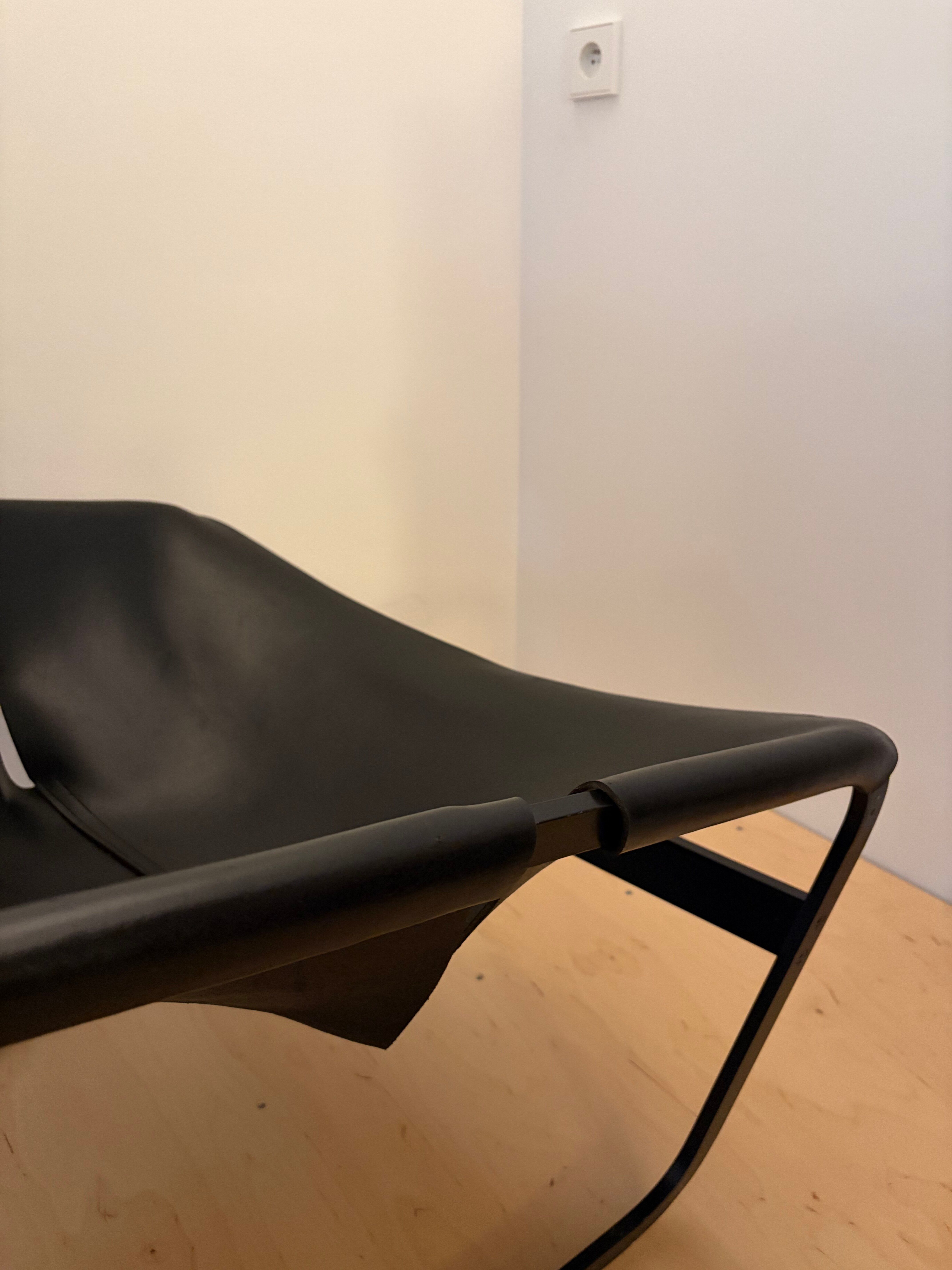 Fauteuil F444 Pierre Paulin pour Artifort Cuir Noir Piètement Métal La