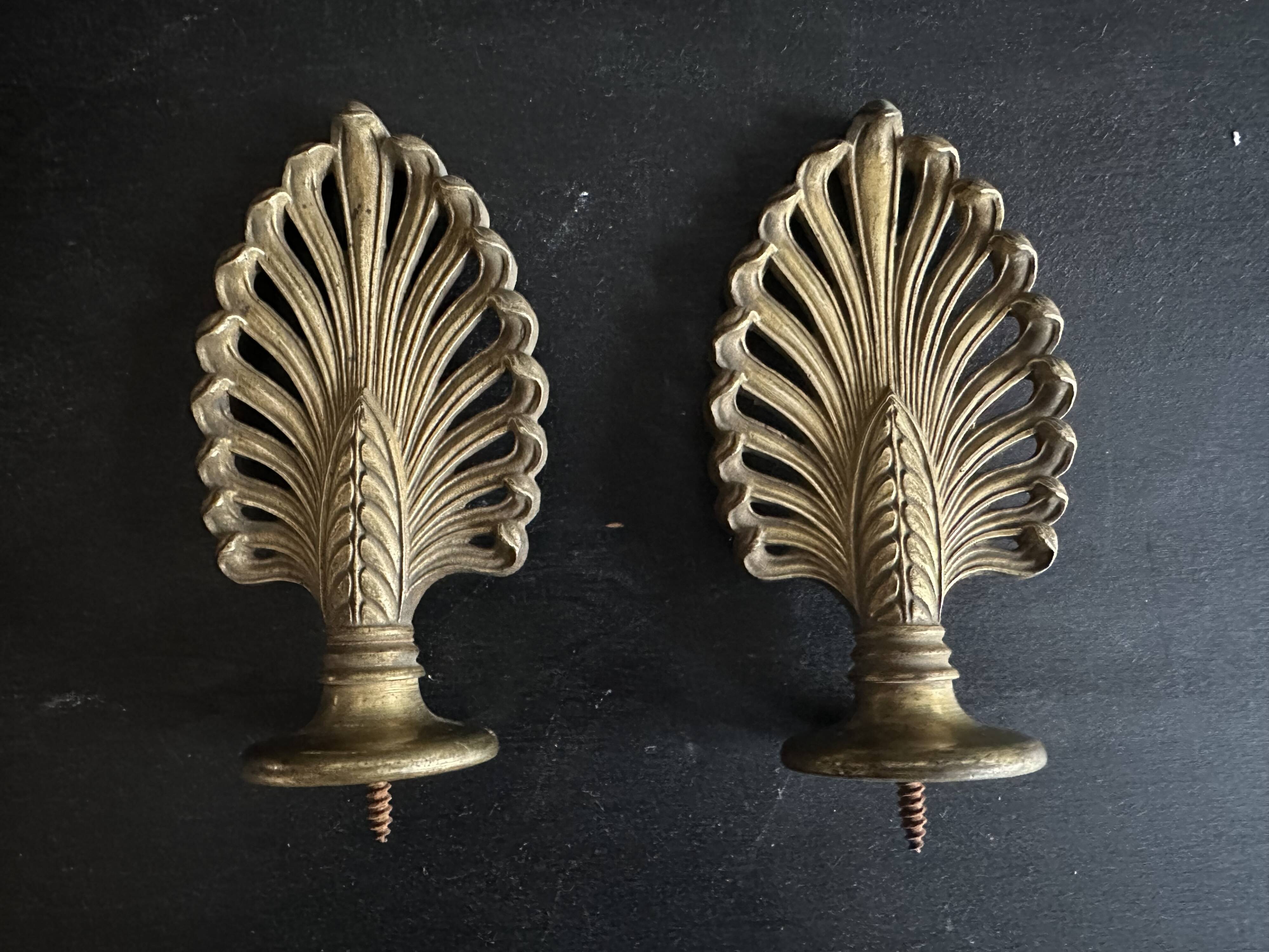 Pair of bronze curtain rod finials in the Napoléon III style with a palmette design.