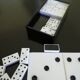 Jeux complet de Dominos Miniatures En Boîte Noir Et Blanc.