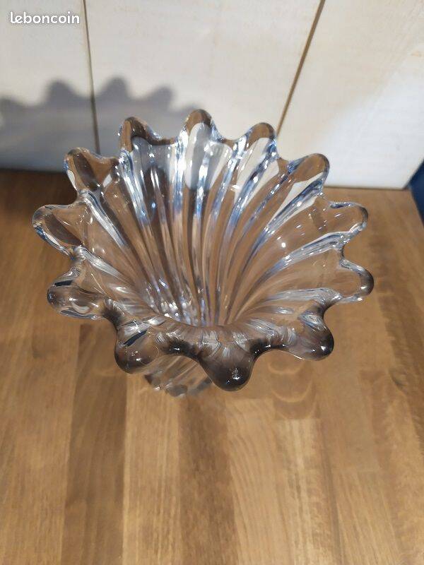 Molded glass tulip vase