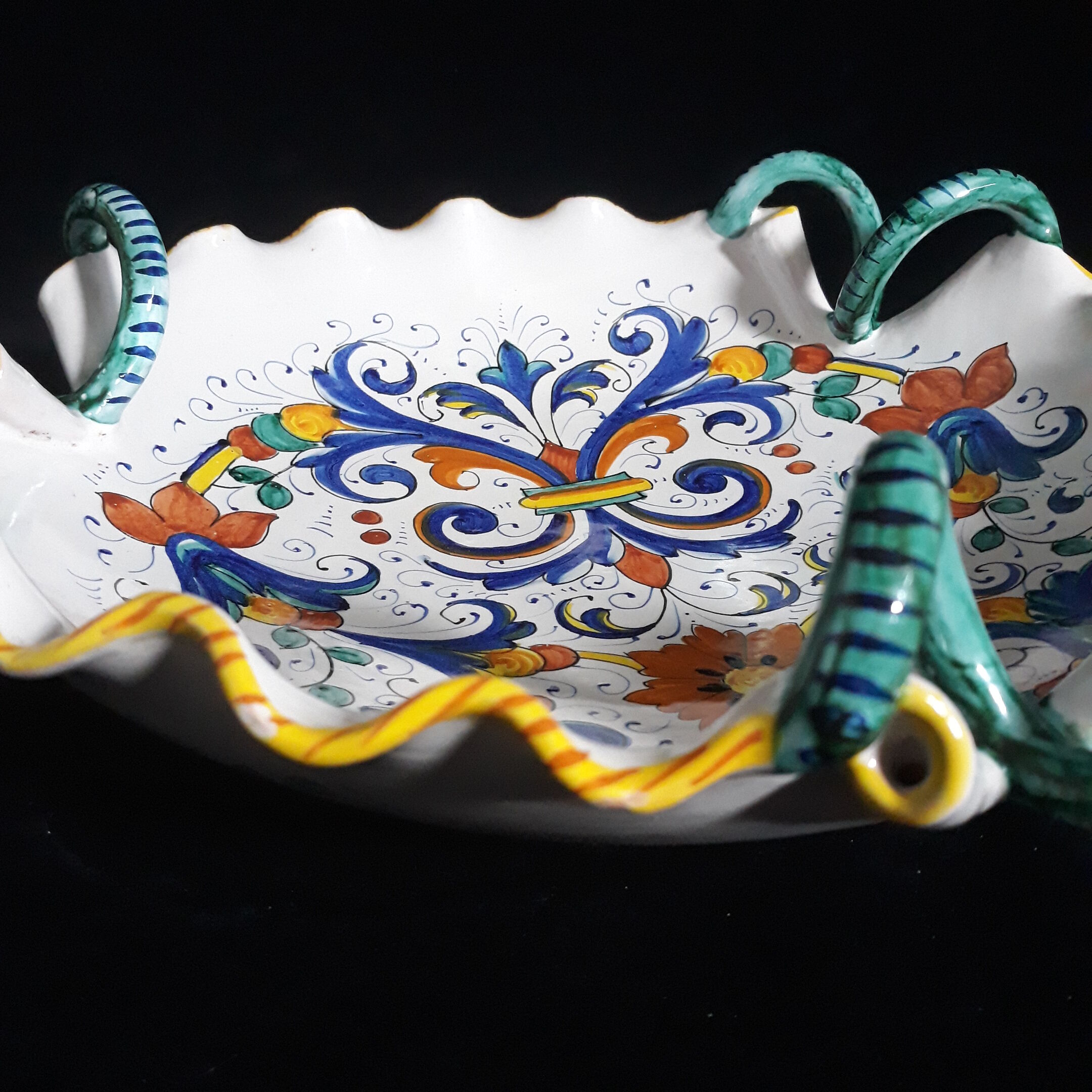 Old cup colored in Deruta faïence