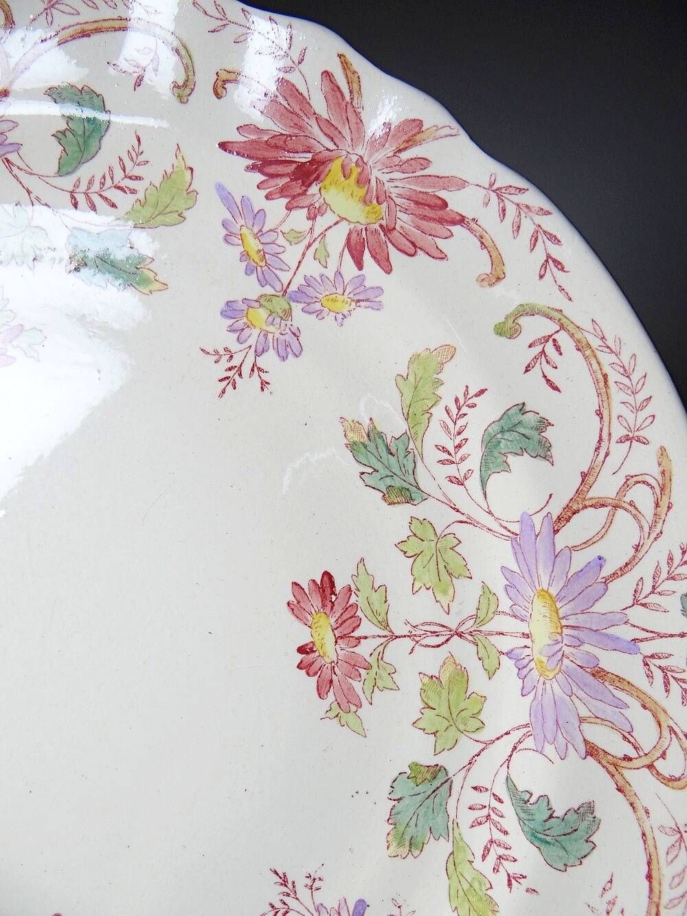 Short antique Longchamp stand with polychrome daisies in earthenware.