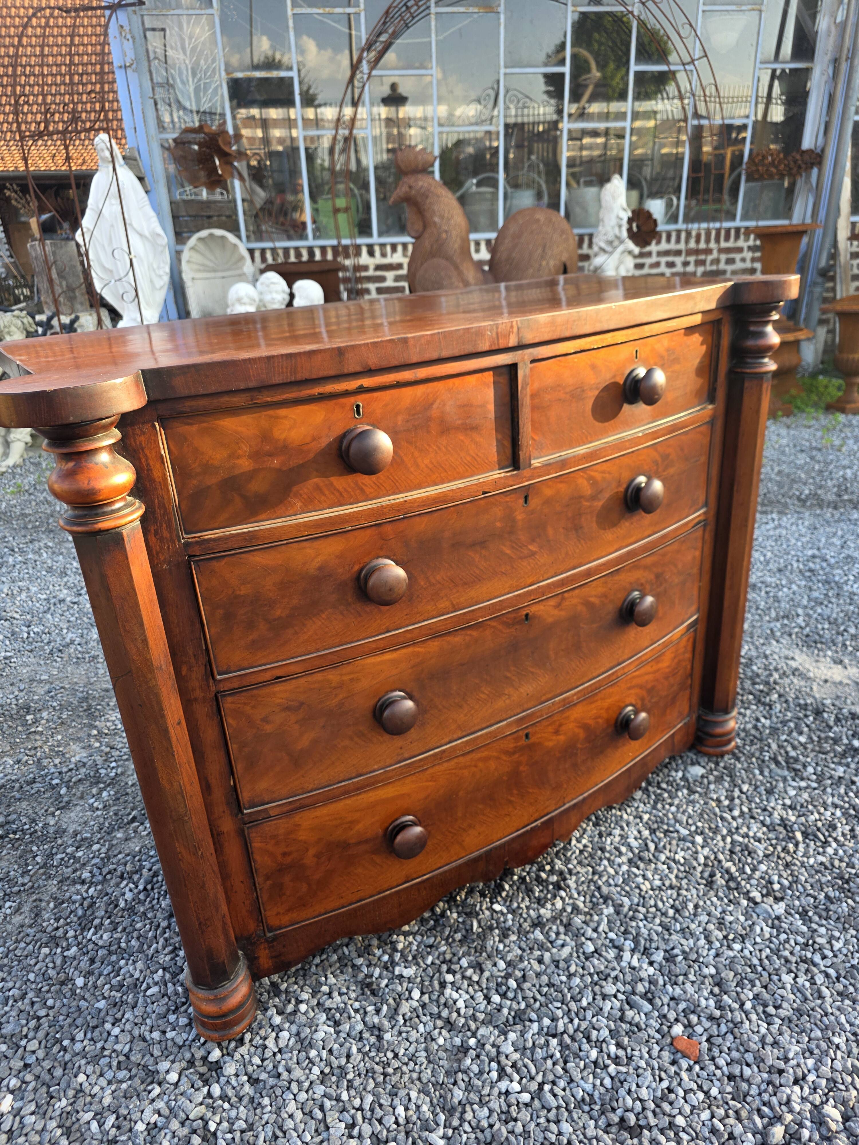 Commode galbée ancienne en acajou de style anglais