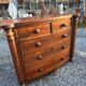 Commode galbée ancienne en acajou de style anglais