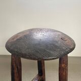 Tabouret tripode ancien en bois, brutaliste, style wabi sabi