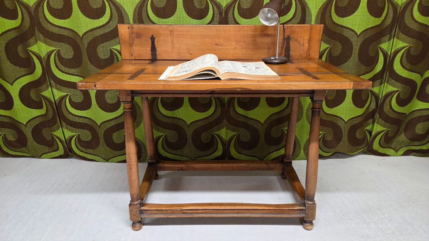 Console table in walnut, 20th century.