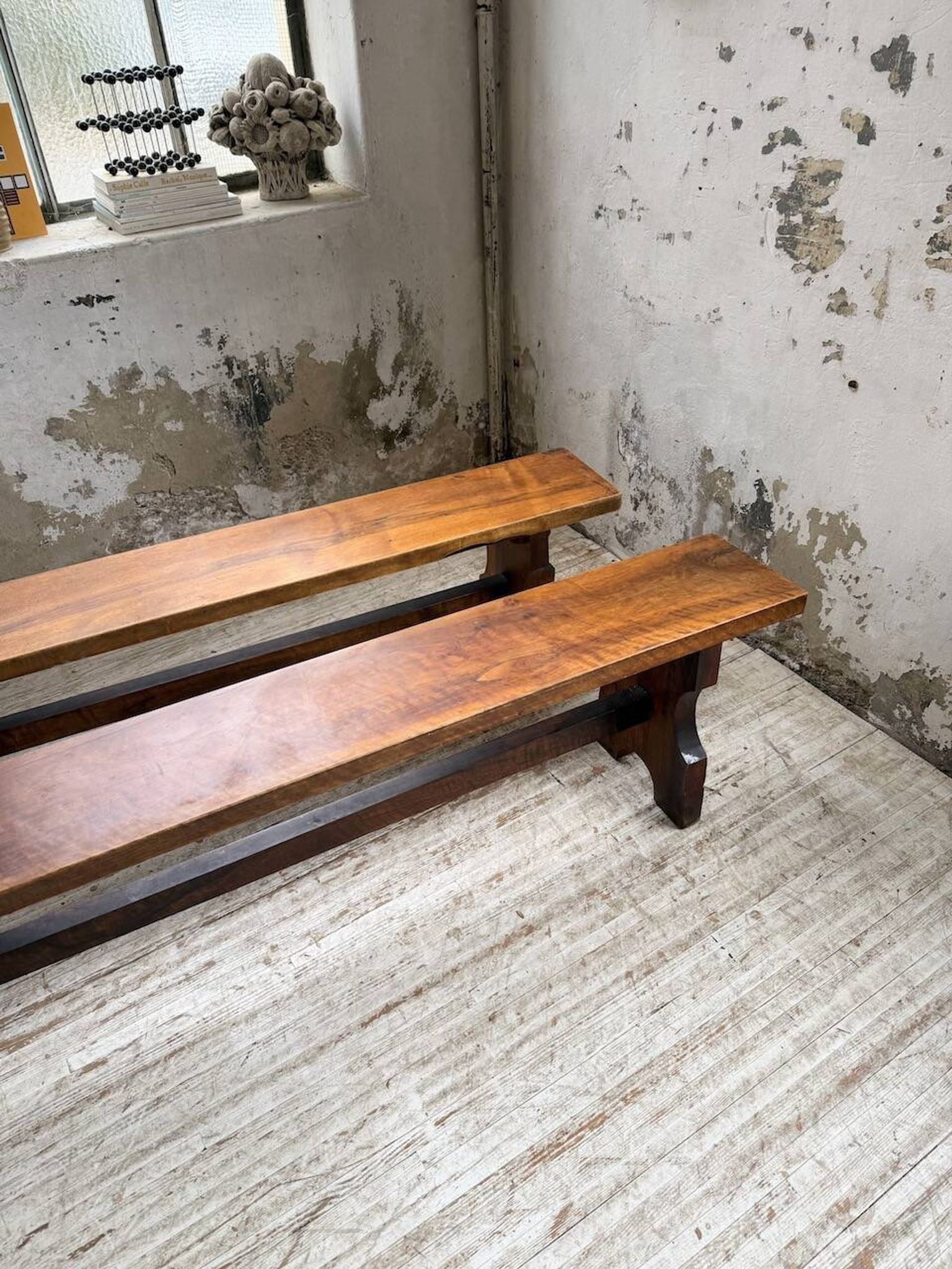 Paire de bancs noyer 1900