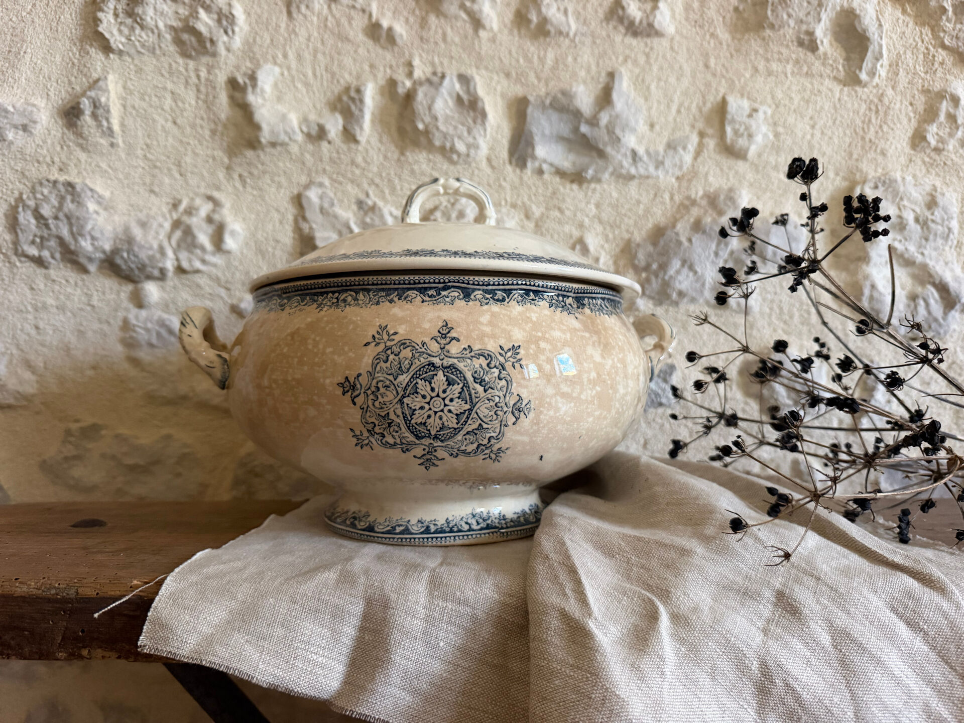 Fruit bowl in Creil and Montereau ironstone, Guirlande model.