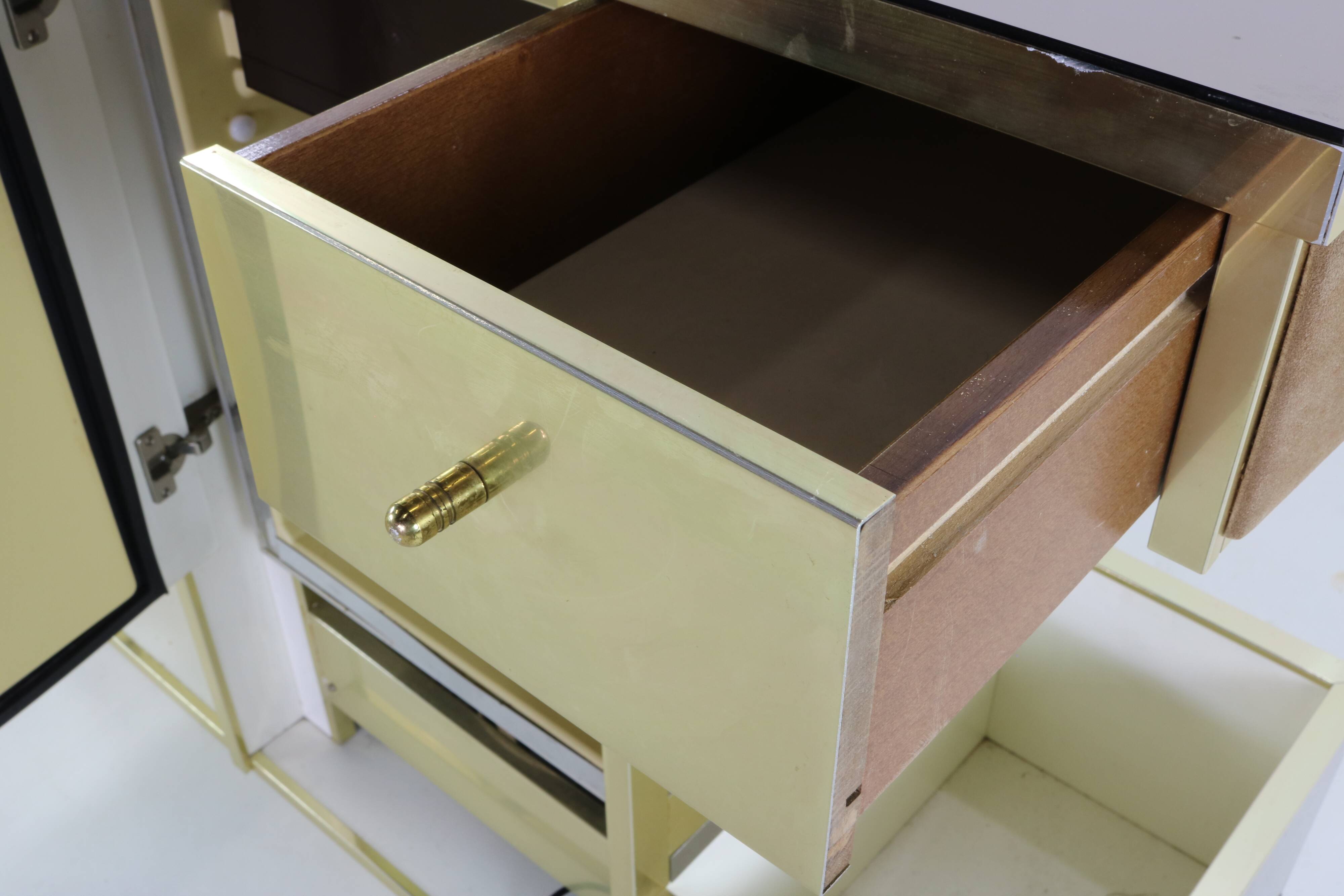 Seventies design bar cabinet by Harvey Guzzini for Stilglass Donati