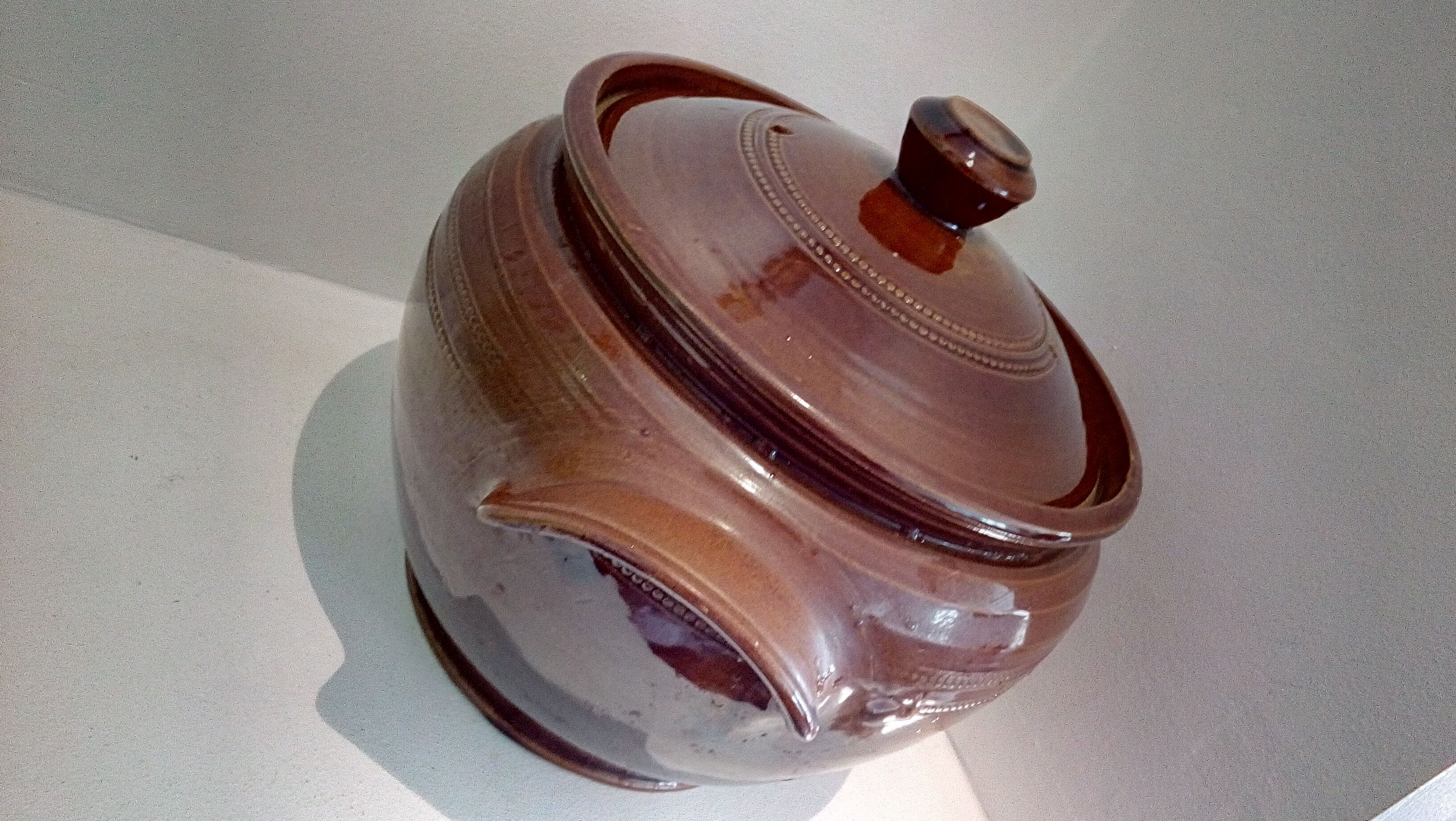 Enamelled sandstone pot