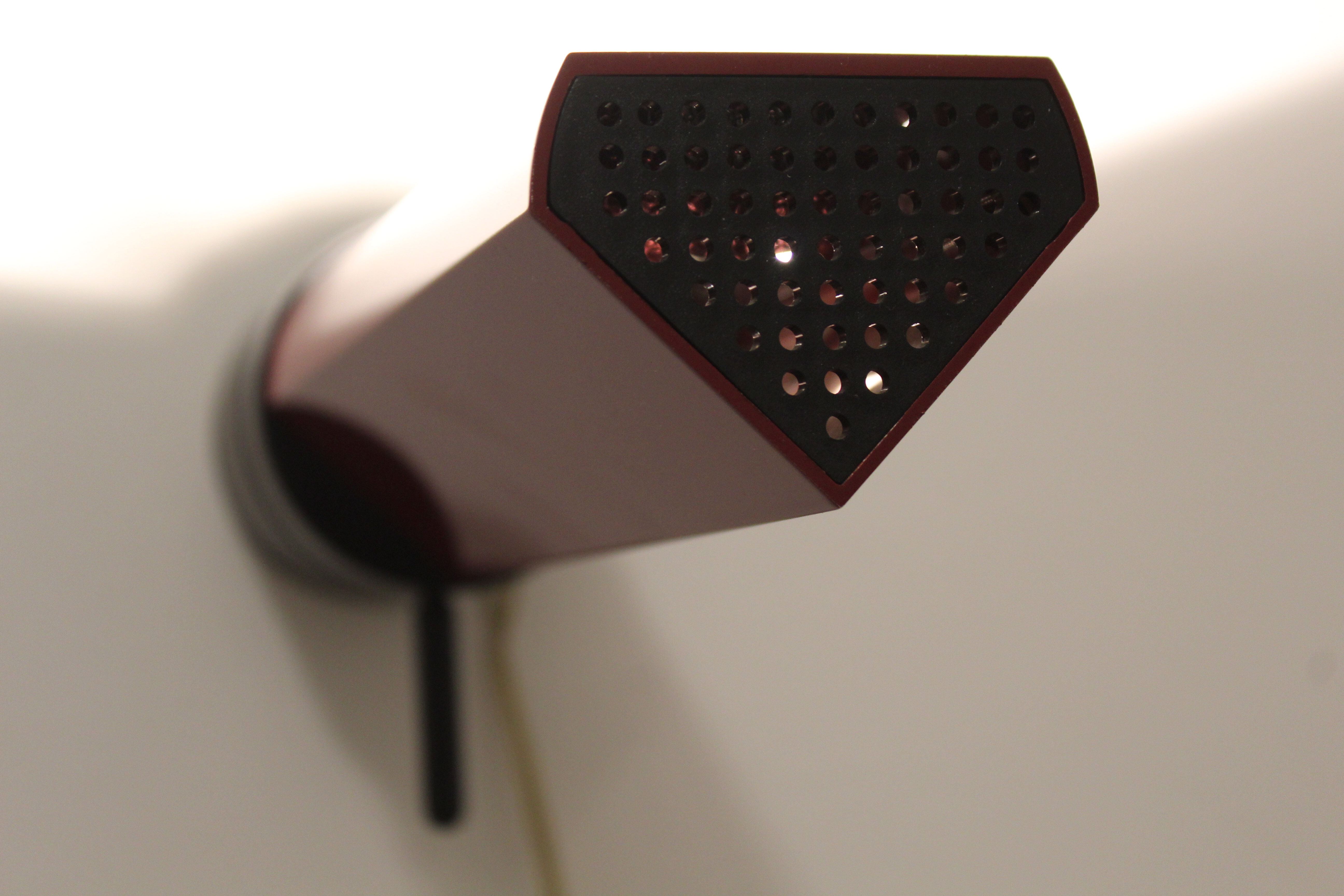 Tritico wall lamp Caltha designer Gianfranco Frattini lacquered in burgundy color, Italy 80's