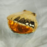 Porcelain pocket tray in the shape of a golden scallop shell with duck green background from the 50s/60s