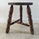 Tabouret en bois tourné tripode vintage