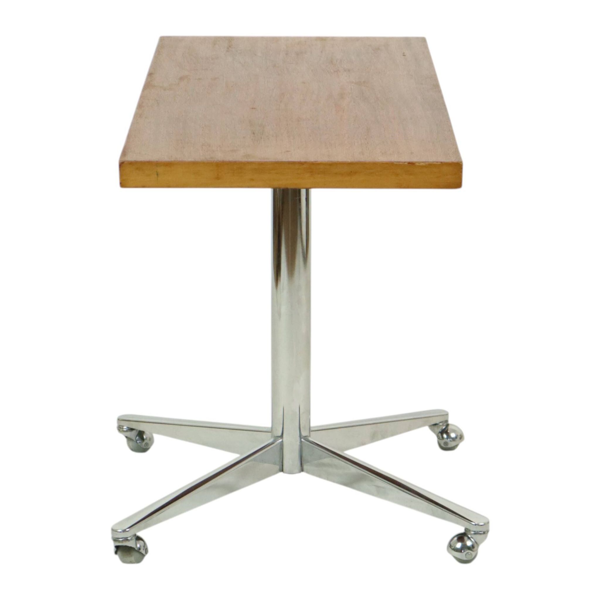 Table basse vintage avec plateau en bois et roulettes chromées, 90 cm