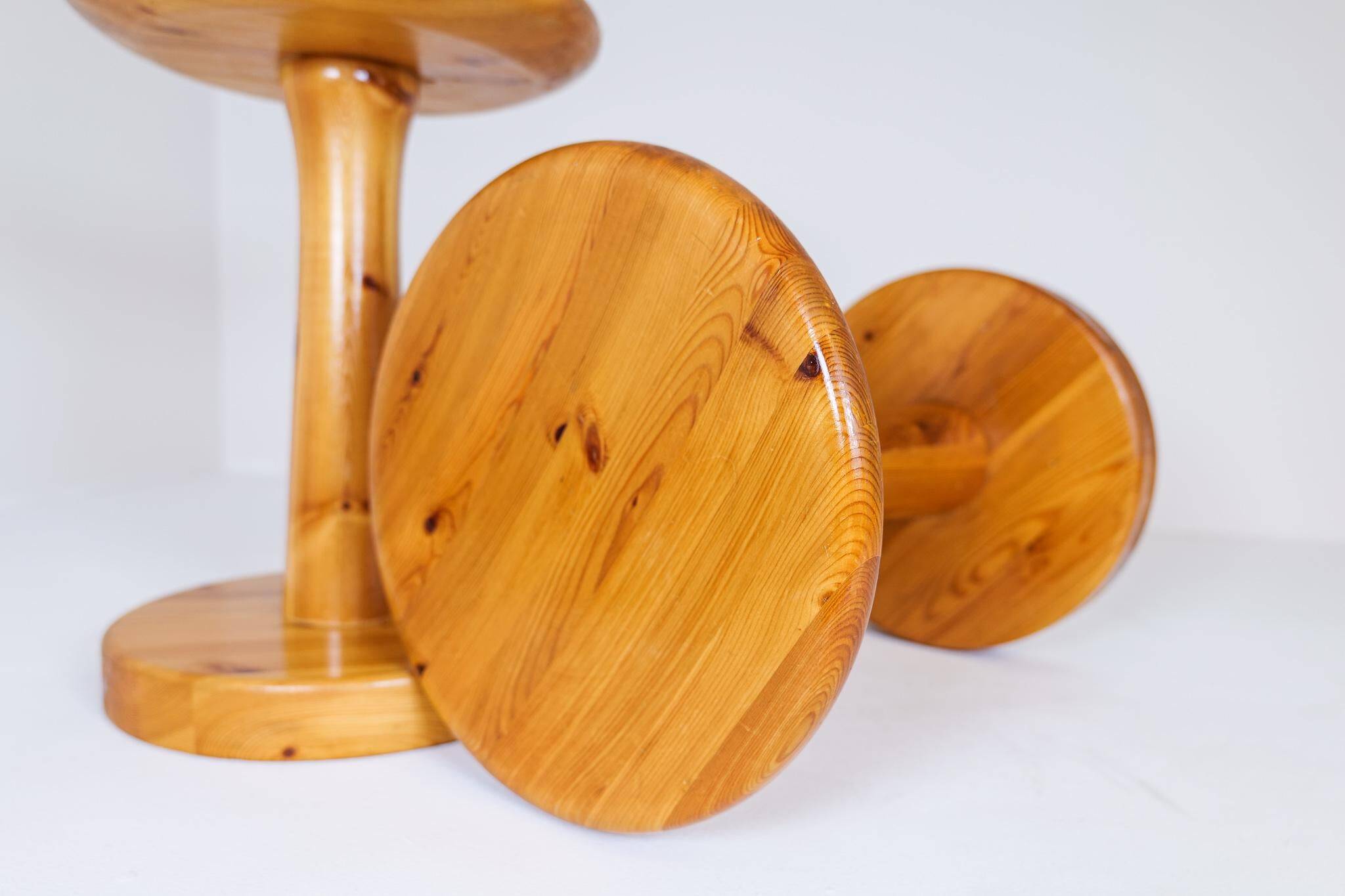 Pair of modern minimalist Scandinavian stools in pine, Sweden, 1970s.