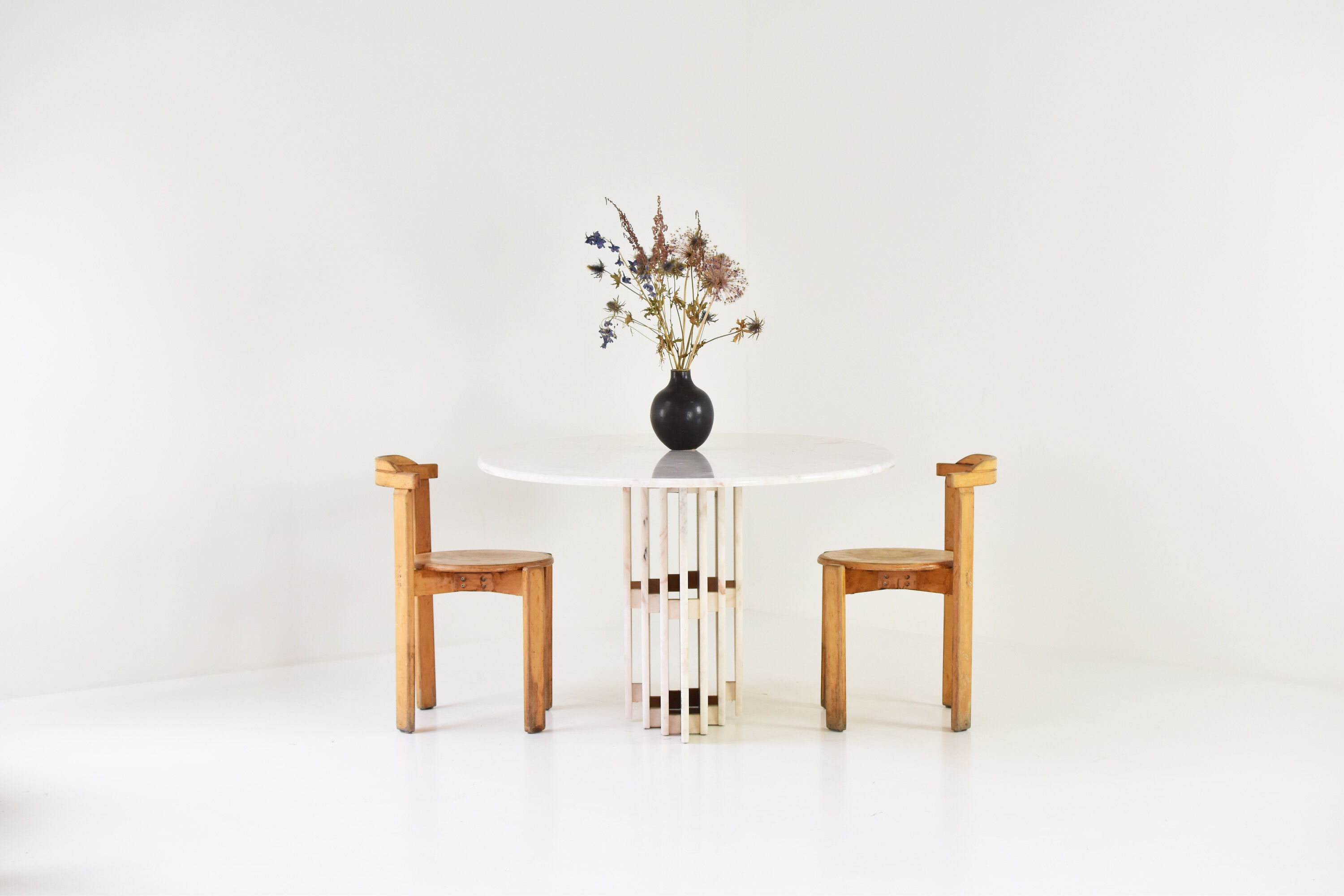 Mid century modern oval dining table in marble from Italy, 1980’s.