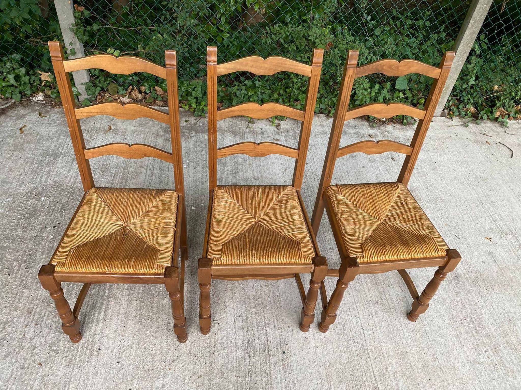 3 chaises bois massif paillées type ferme dossier haut