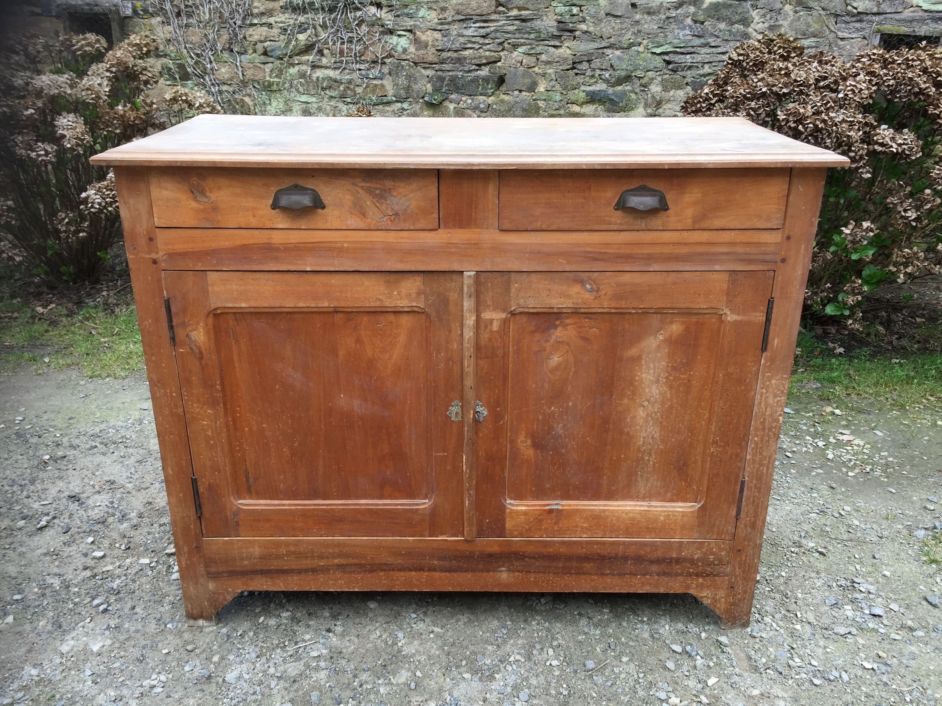 Buffet vintage parisien en bois de peuplier à 2 portes et 2 tiroirs.