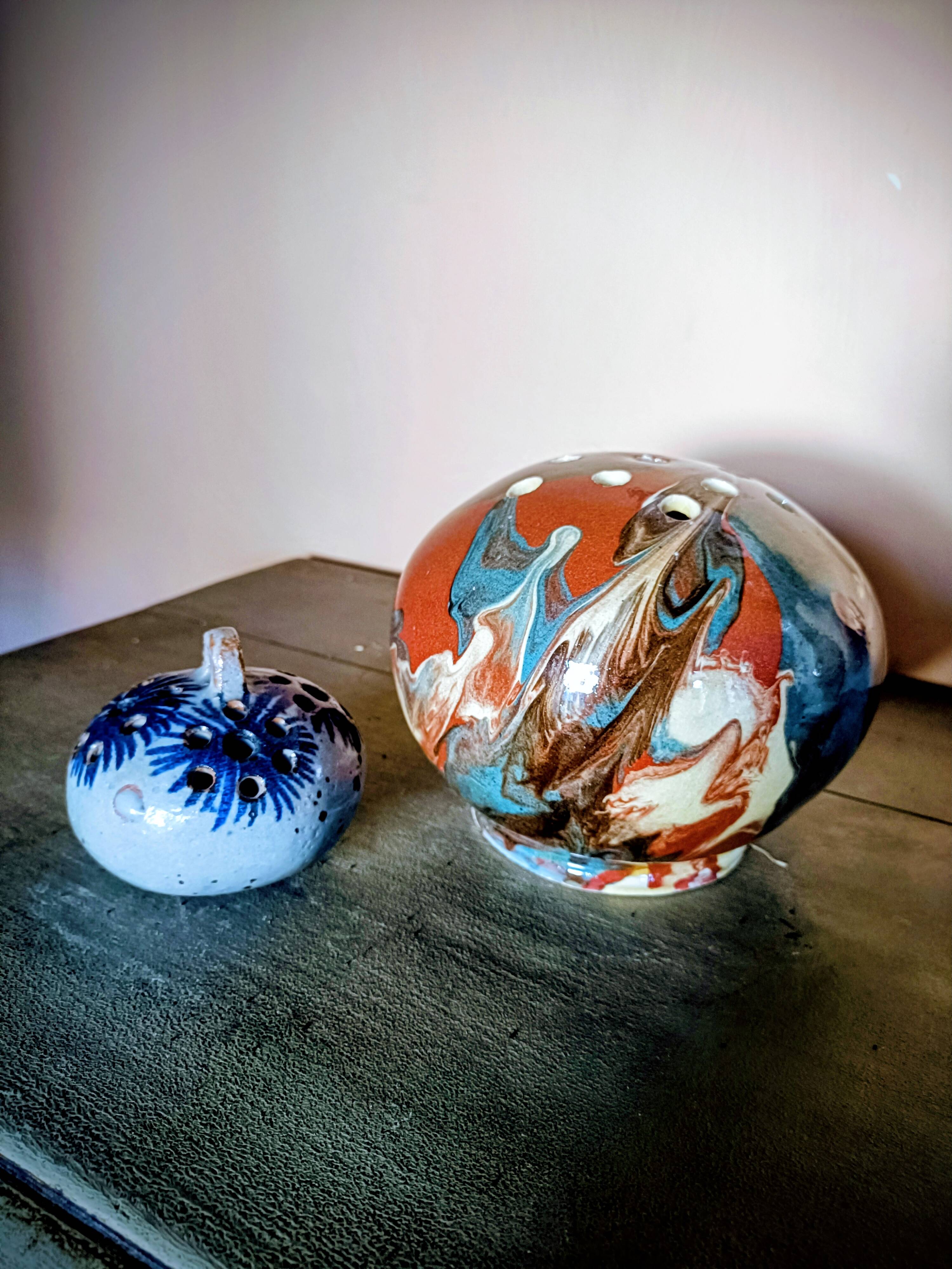 2 vases with flowers