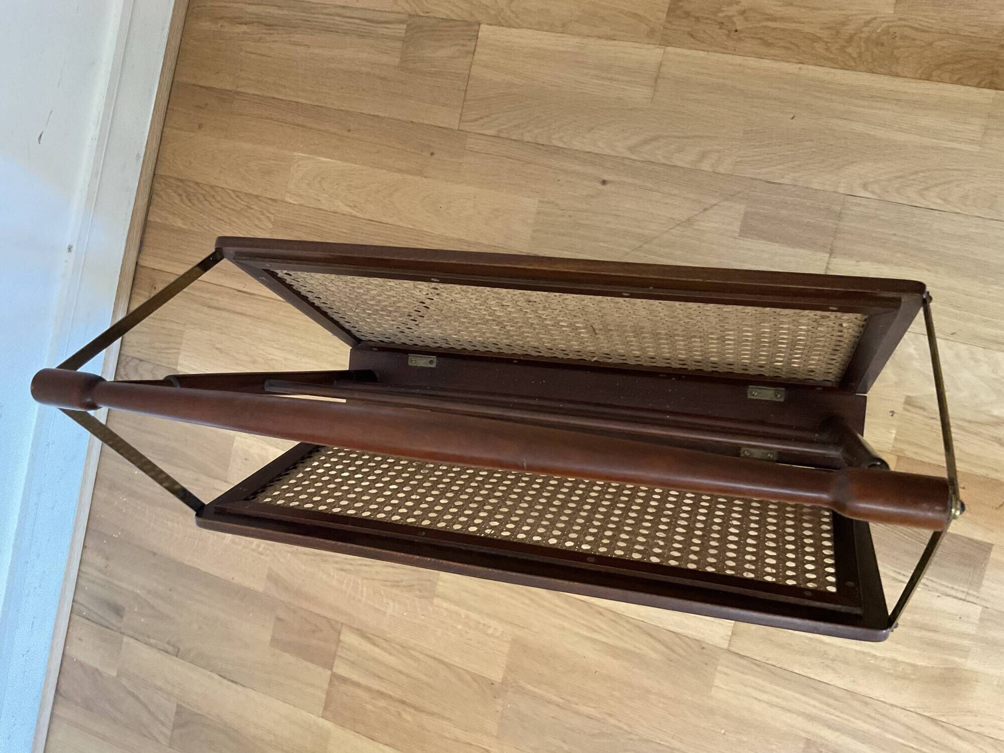 Foldable magazine holder in mahogany cannage and brass