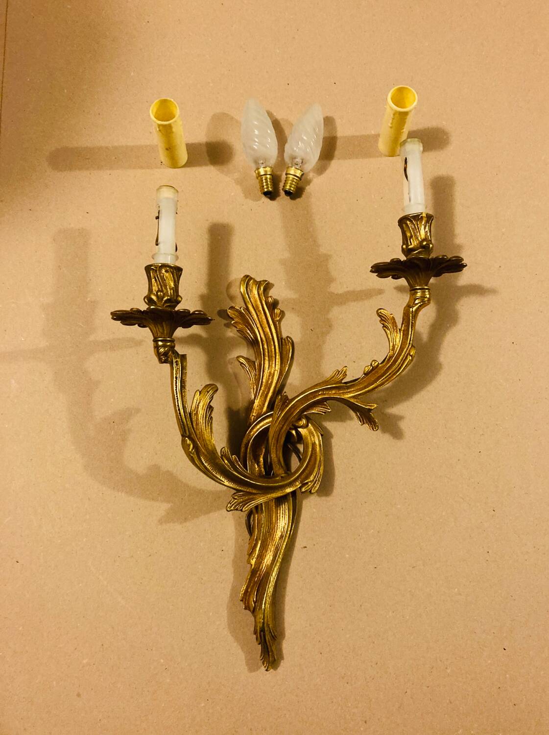 Louis XV Style wall light in gilded bronze from the 20th century decorated with acanthus leaves.