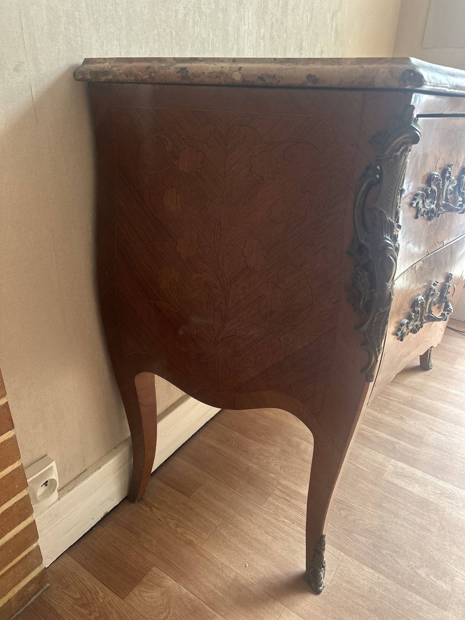 Commode galbée marquetée style Louis XV – plateau marbre- 19 e siècle