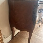 Commode galbée marquetée style Louis XV – plateau marbre- 19 e siècle