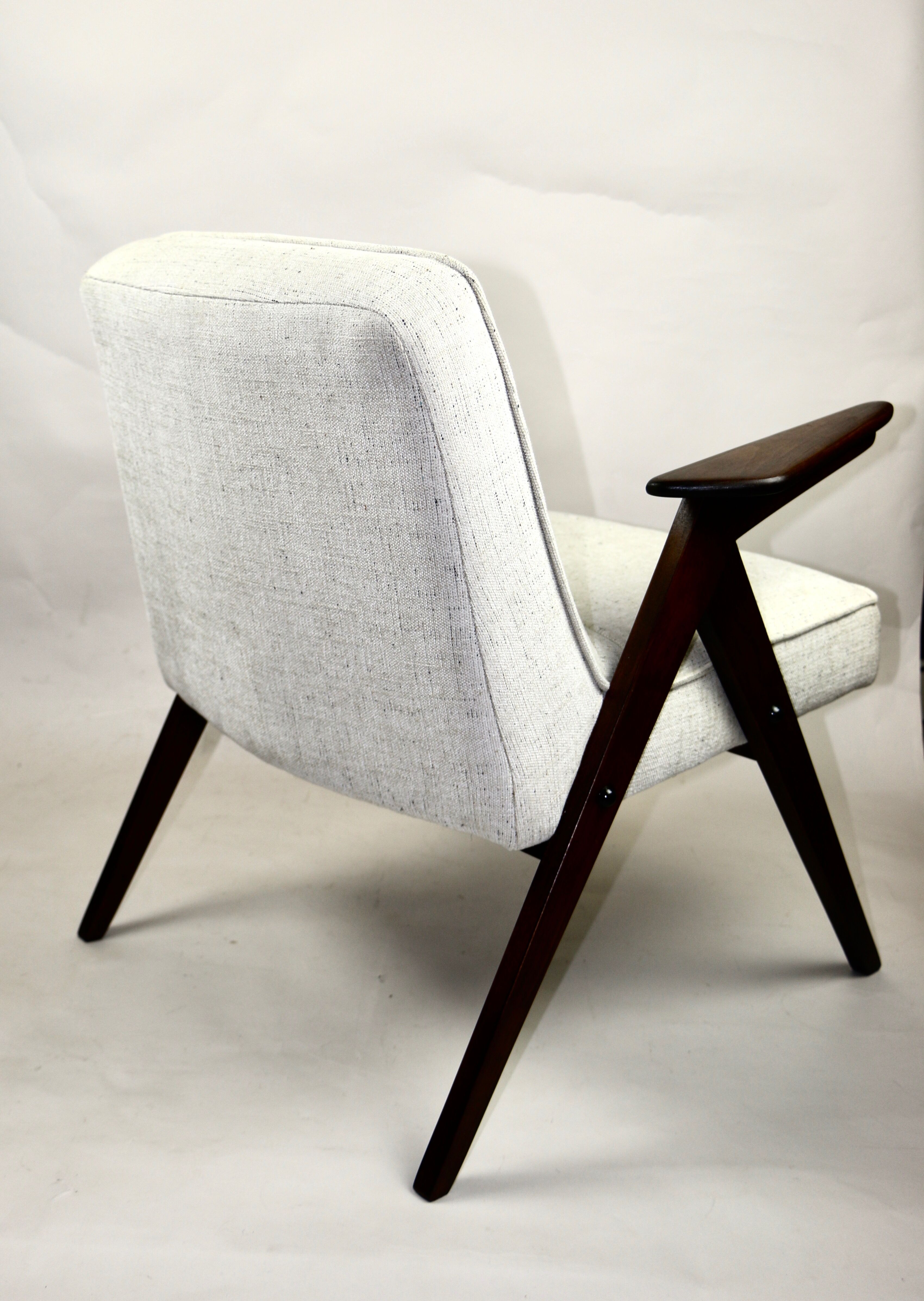 Fauteuil beige Bunny de Józef Chierowski, années 1970