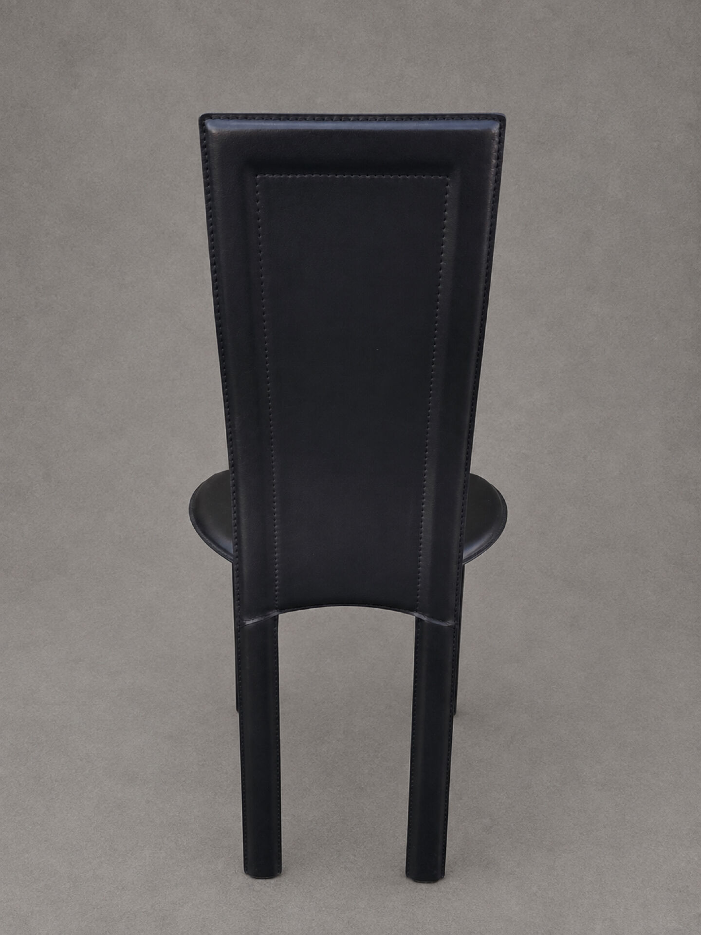 4 black leather chairs – Elegance and design