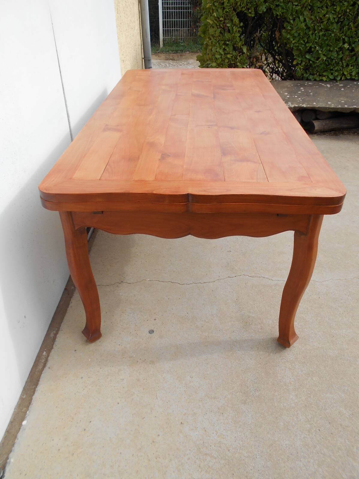 Grande table en merisier massif avec rallonges sous plateau