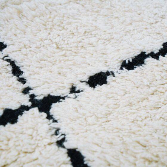 Berber rug 160x230 cm white with black grid.