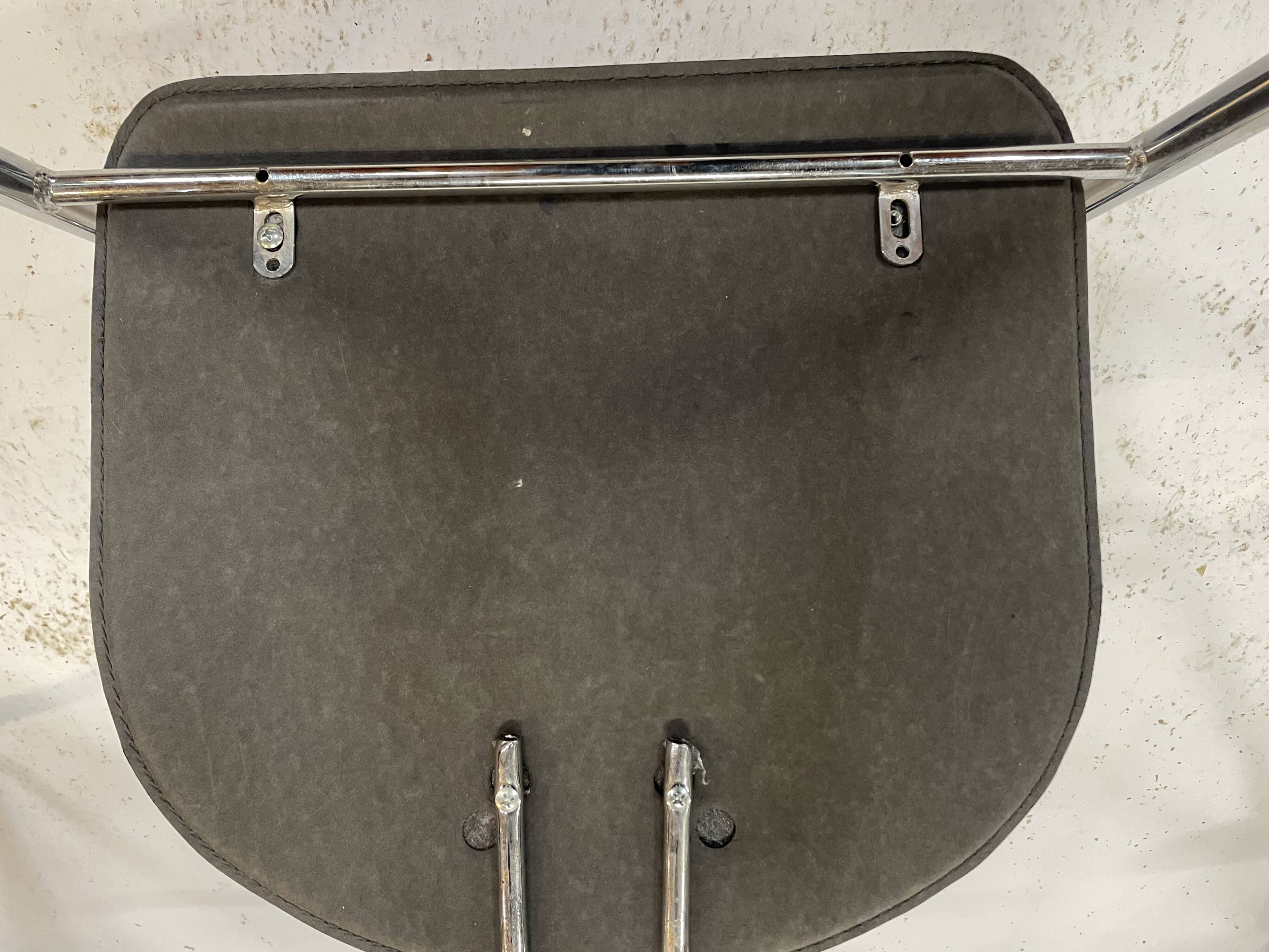 Ensemble de quatre chaises de salle à manger en porte-à-faux chromées années 1980 fabriquées en Italie par Effezeta
