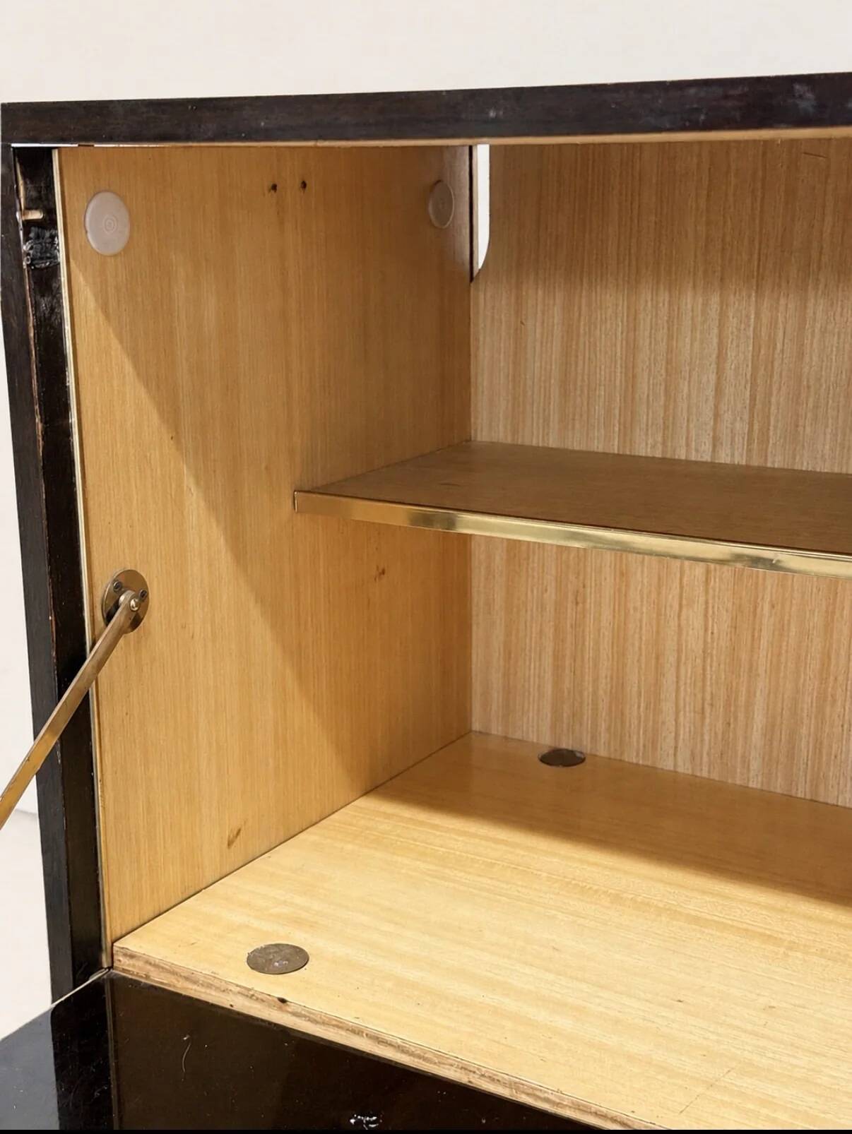 Meuble vitrine en bois et laiton mid-century avec éclairage intérieur