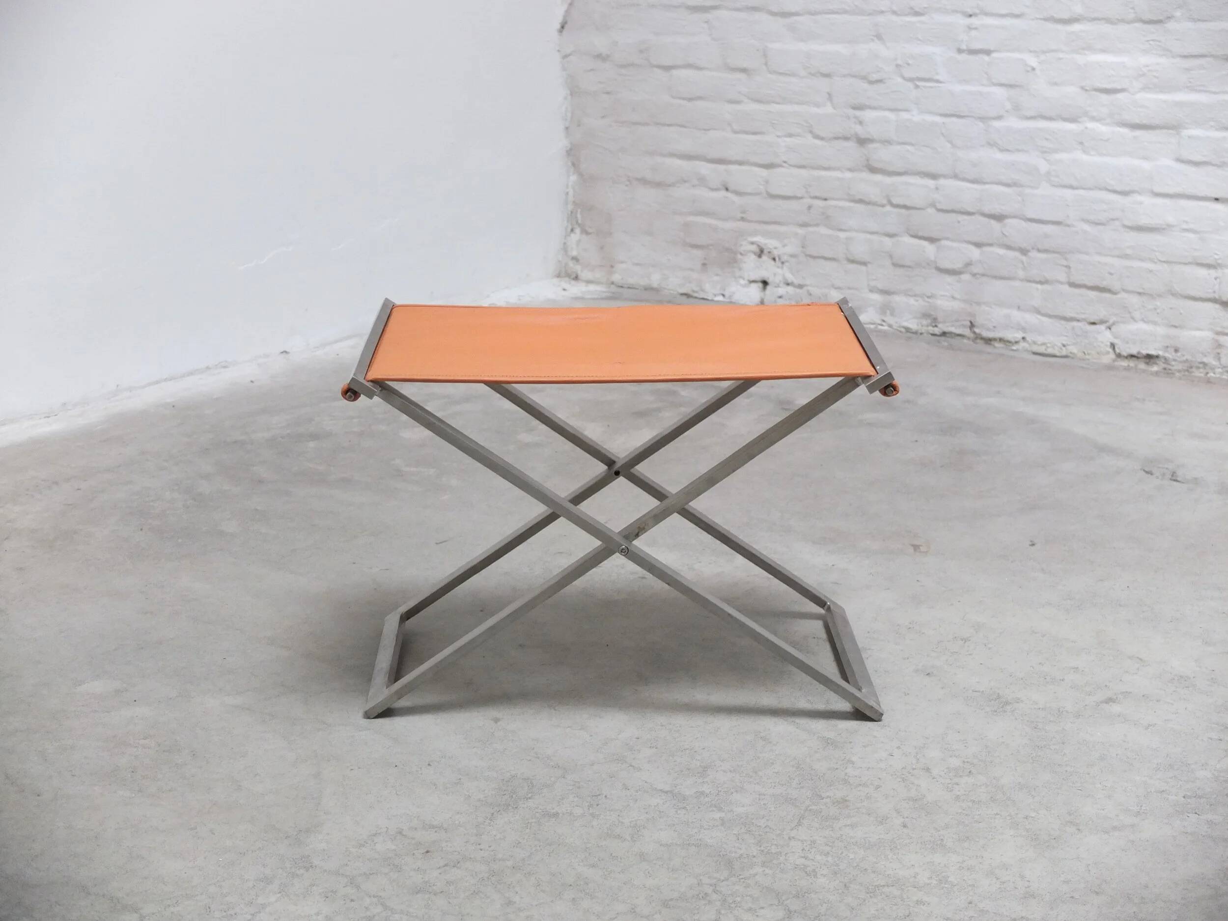 Tabouret pliant en cuir cognac et acier par Michael Christensen, années 1960.